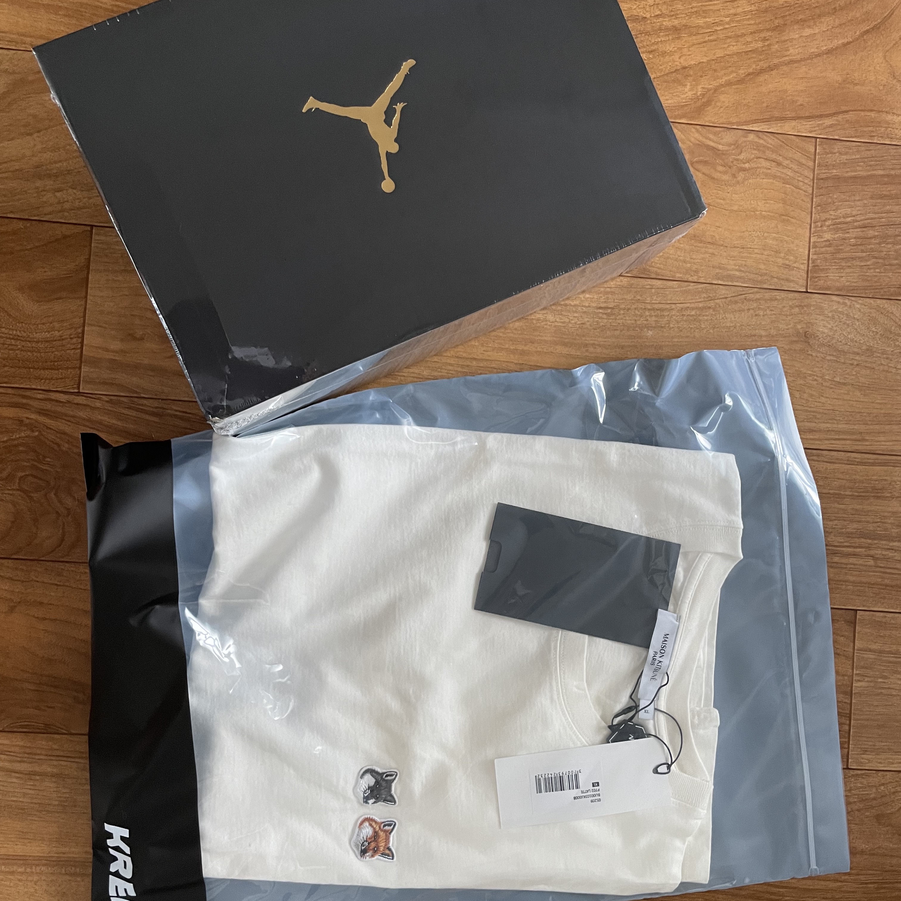 Jordan 1 Mid Light Smoke Grey Anthracite, Maison Kitsune Double Fox Head Patch Classic T-Shirt Latte 착용 스타일