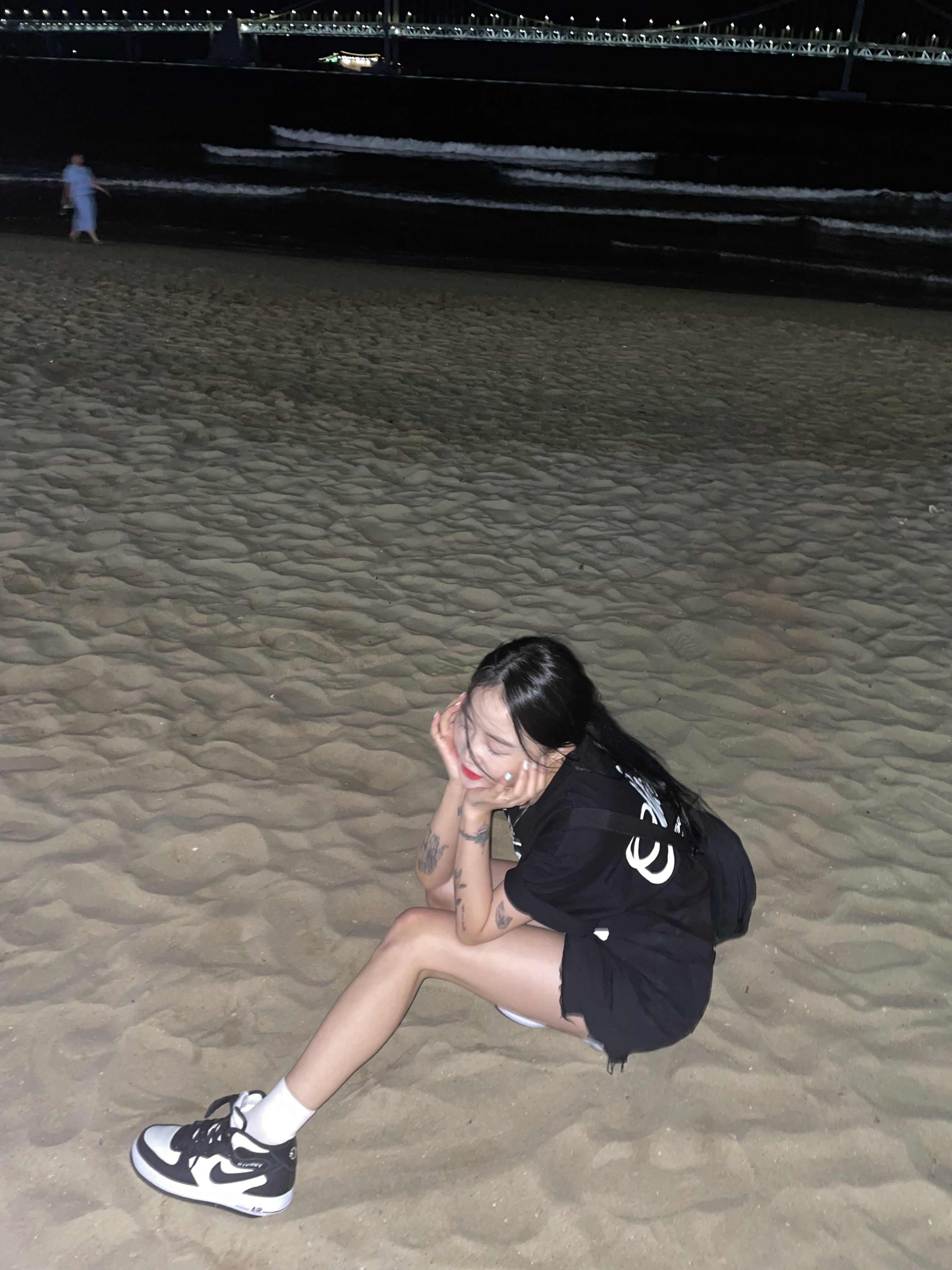 Nike x Stussy Air Force 1 '07 Mid SP Black and Light Bone, Stussy World Tour T-Shirt Black 착용 스타일 - 2