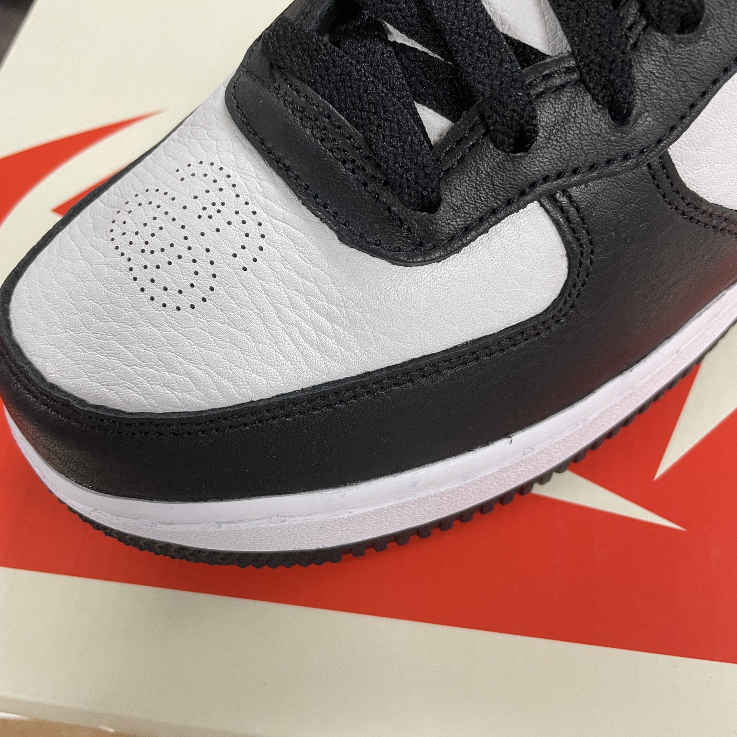 Nike x Stussy Air Force 1 '07 Mid SP Black and Light Bone 착용 스타일