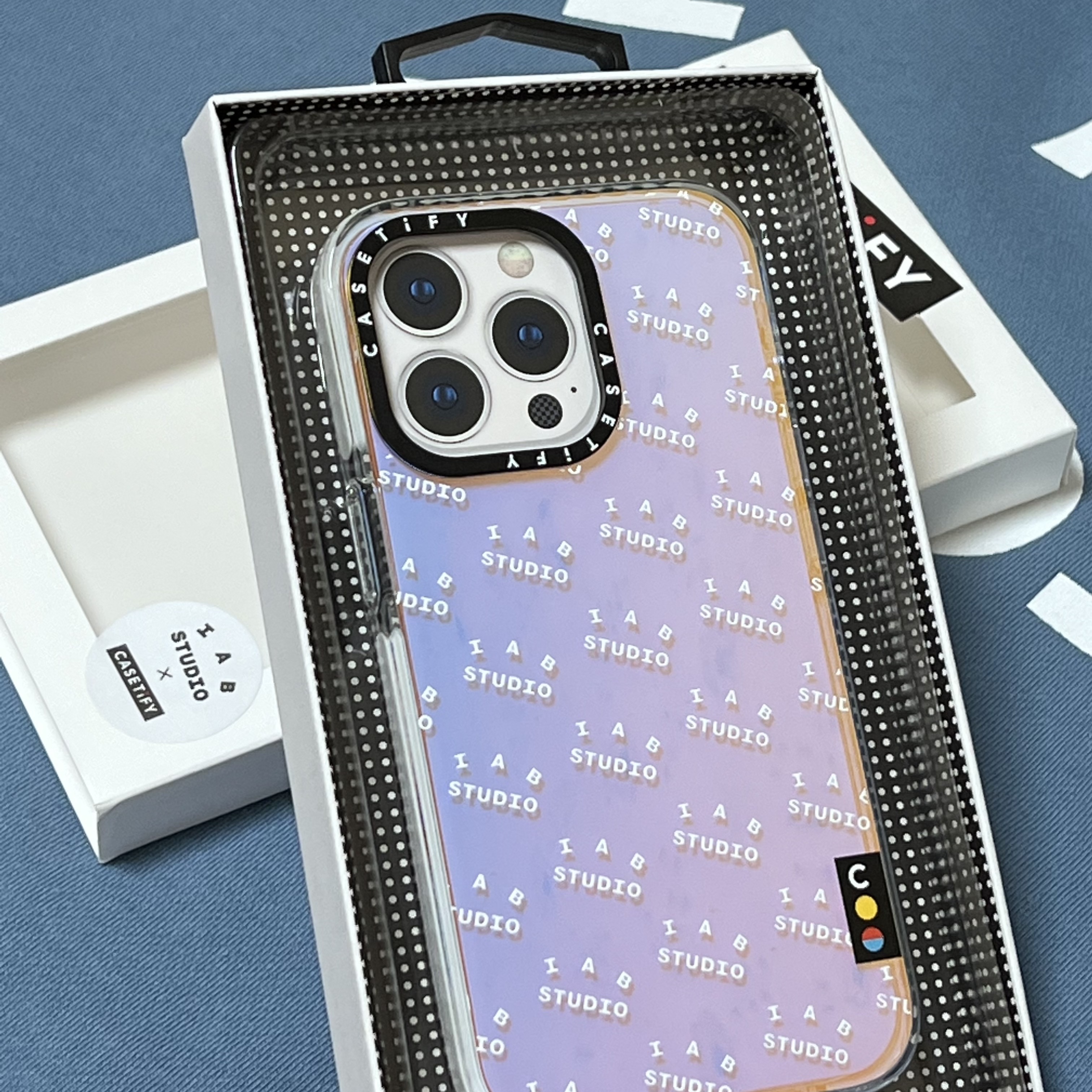 Casetify x IAB Studio iPhone White Monogram Logo Impact Case Aurora, IAB Studio Crewneck Sky Blue 착용 스타일 - 1