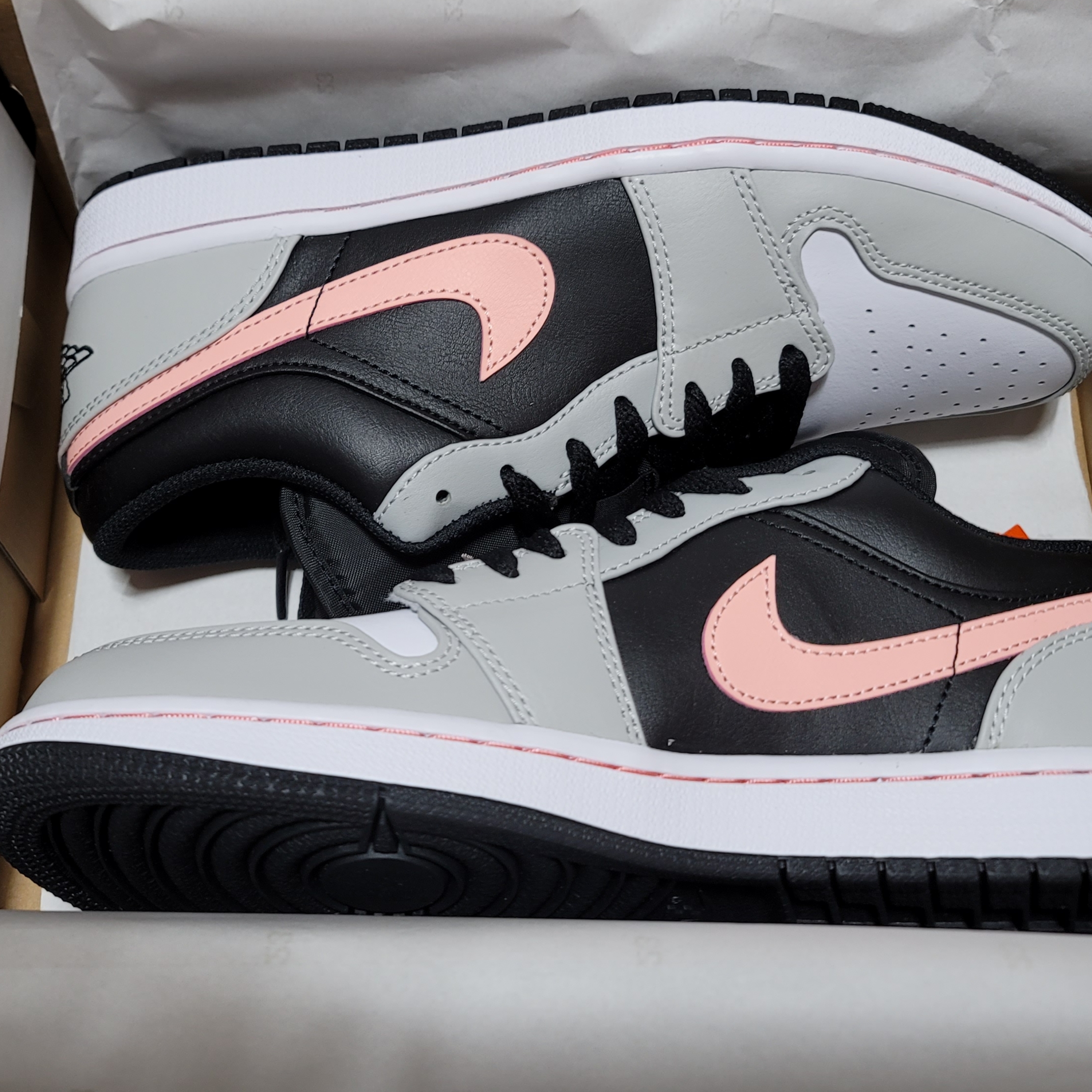 Jordan 1 Low Grey Fog Black Bleached Coral 착용 스타일 - 1