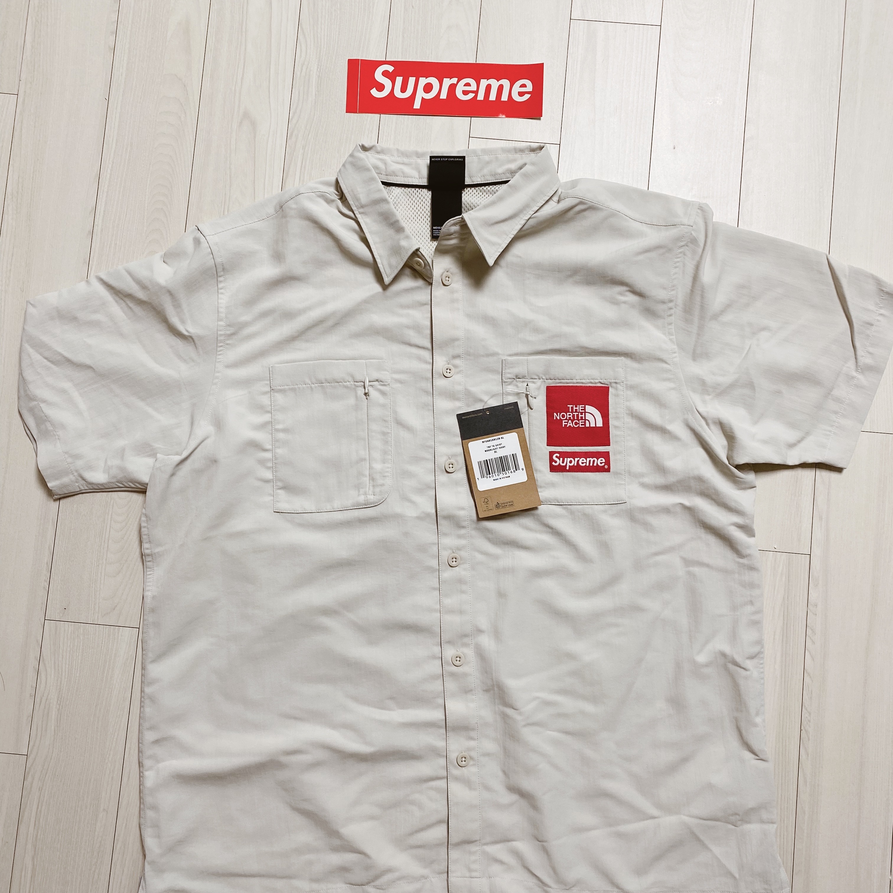 Supreme x The North Face Trekking S/S Shirt Stone - 22SS 착용 스타일 - 1