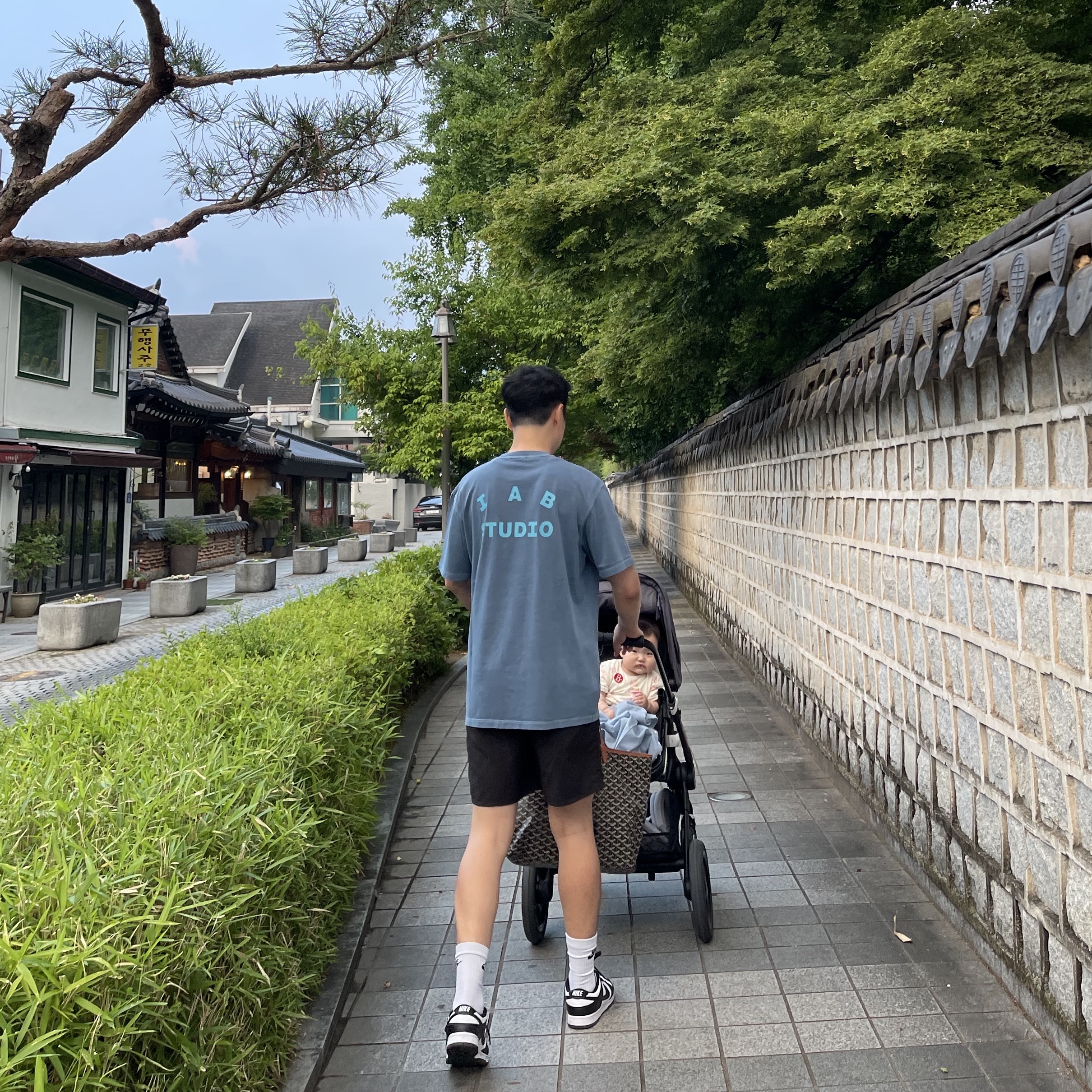 IAB Studio Pigment T-Shirt Blue, Patagonia Baggies Shorts 5 Inch Black 착용 스타일