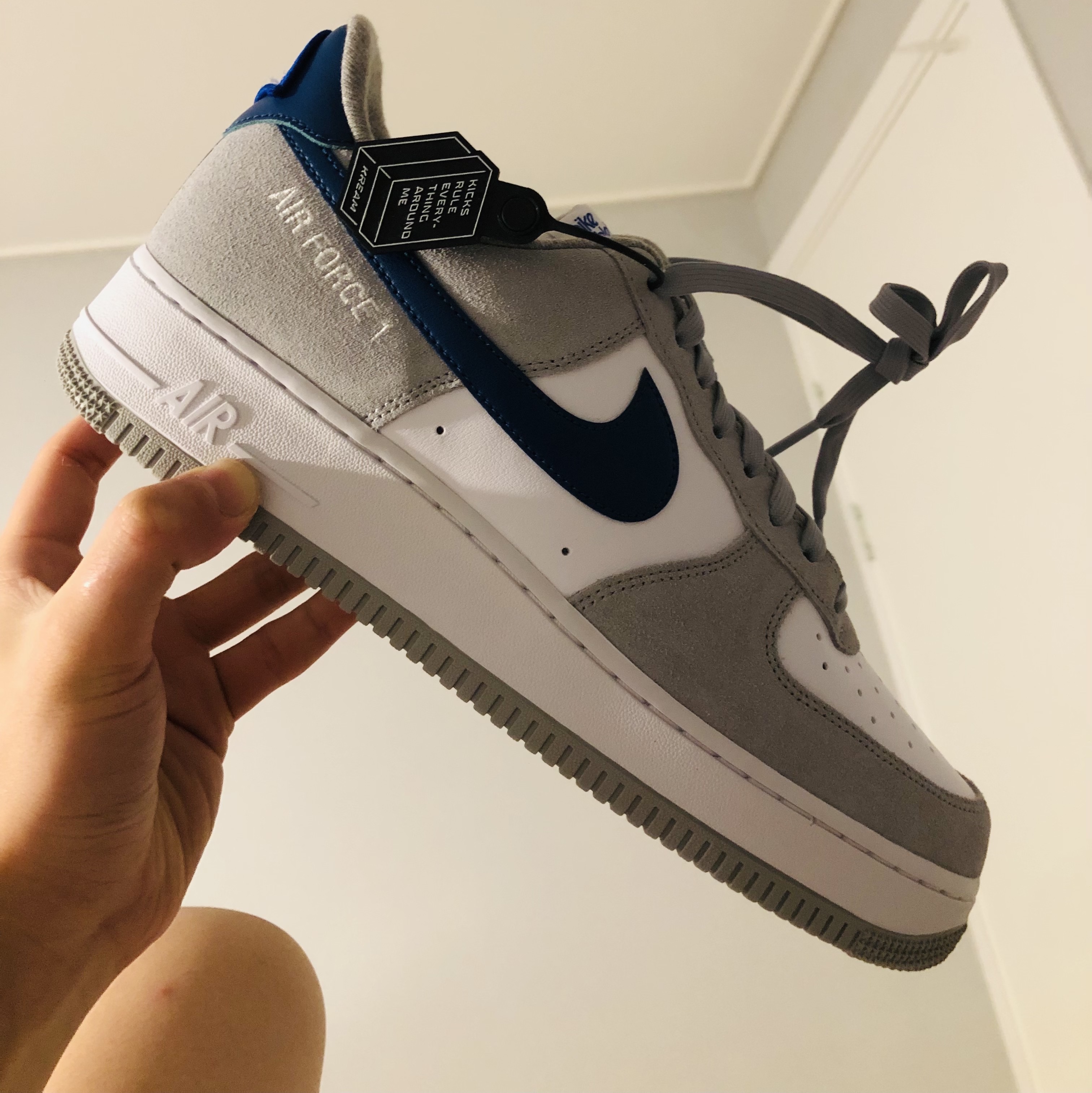 Nike Air Force 1 '07 LV8 Athletic Club Light Smoke Grey Marina 착용 스타일
