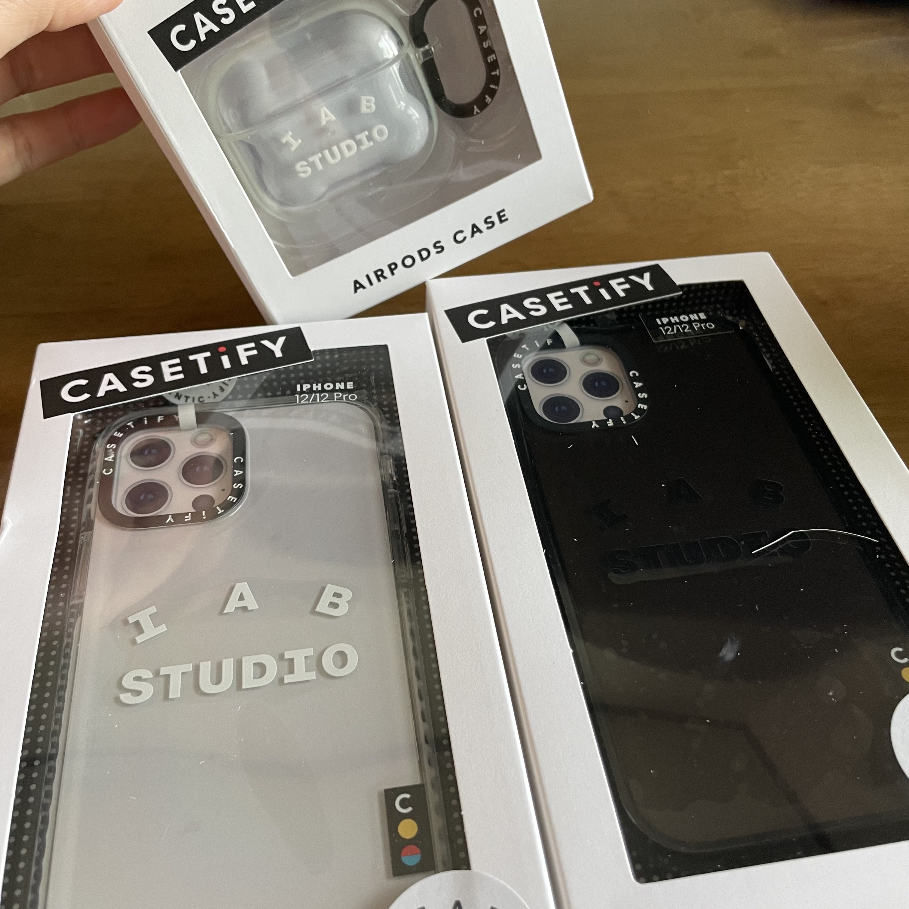 Casetify x IAB Studio iPhone White Logo Impact Case Frost White, Casetify x IAB Studio iPhone Black Logo Impact Case Black 착용 스타일 - 2