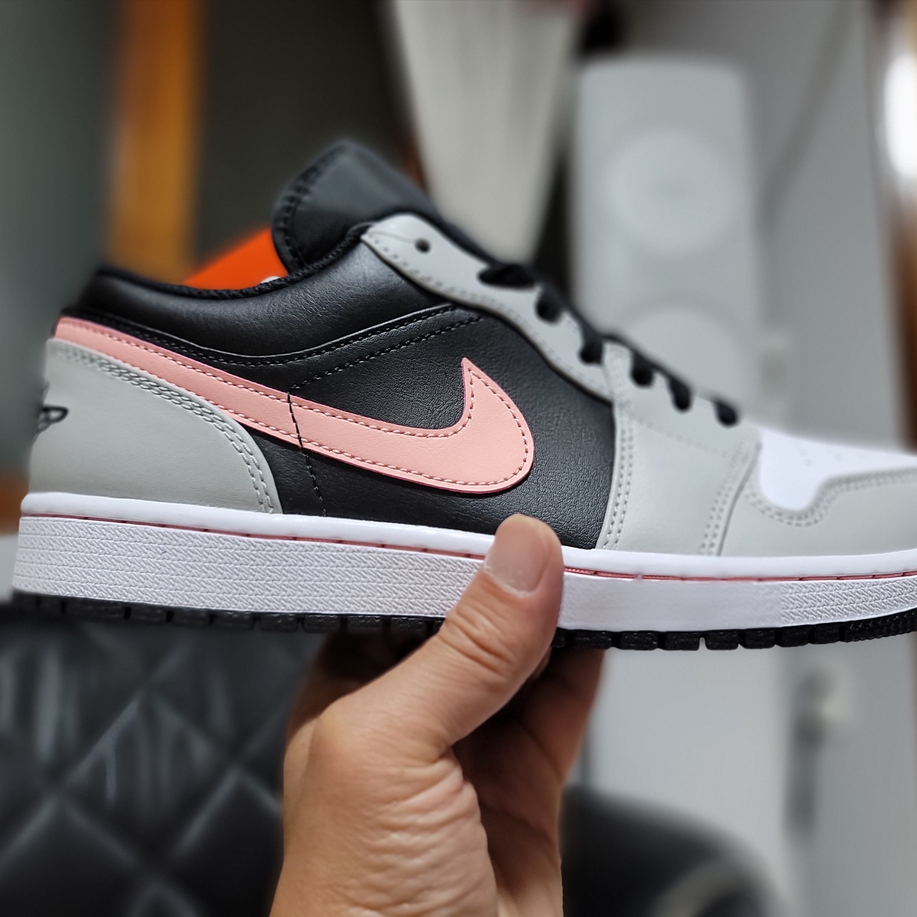 Jordan 1 Low Grey Fog Black Bleached Coral 착용 스타일 - 3