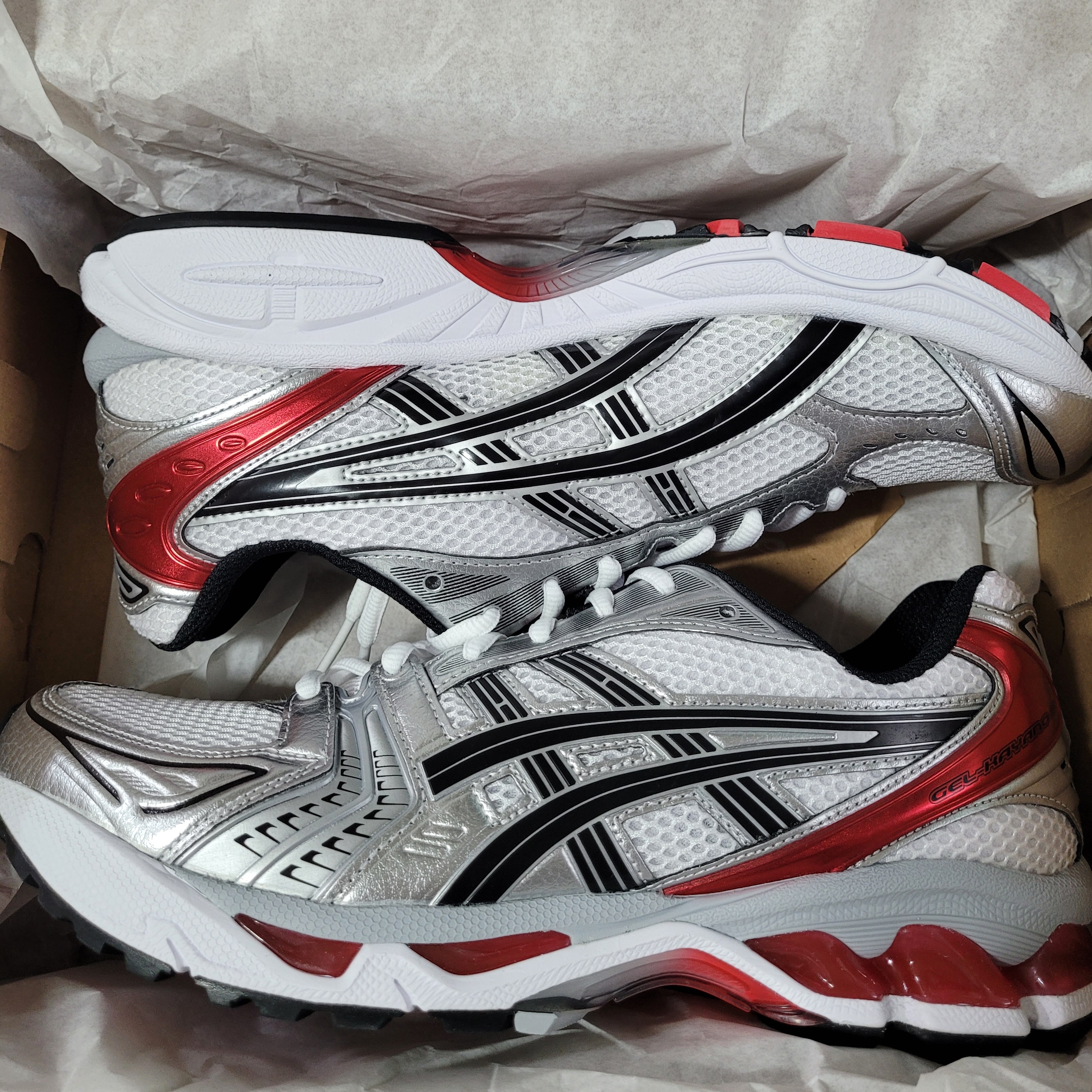 Asics Gel-Kayano 14 White Classic Red 착용 스타일 - 1