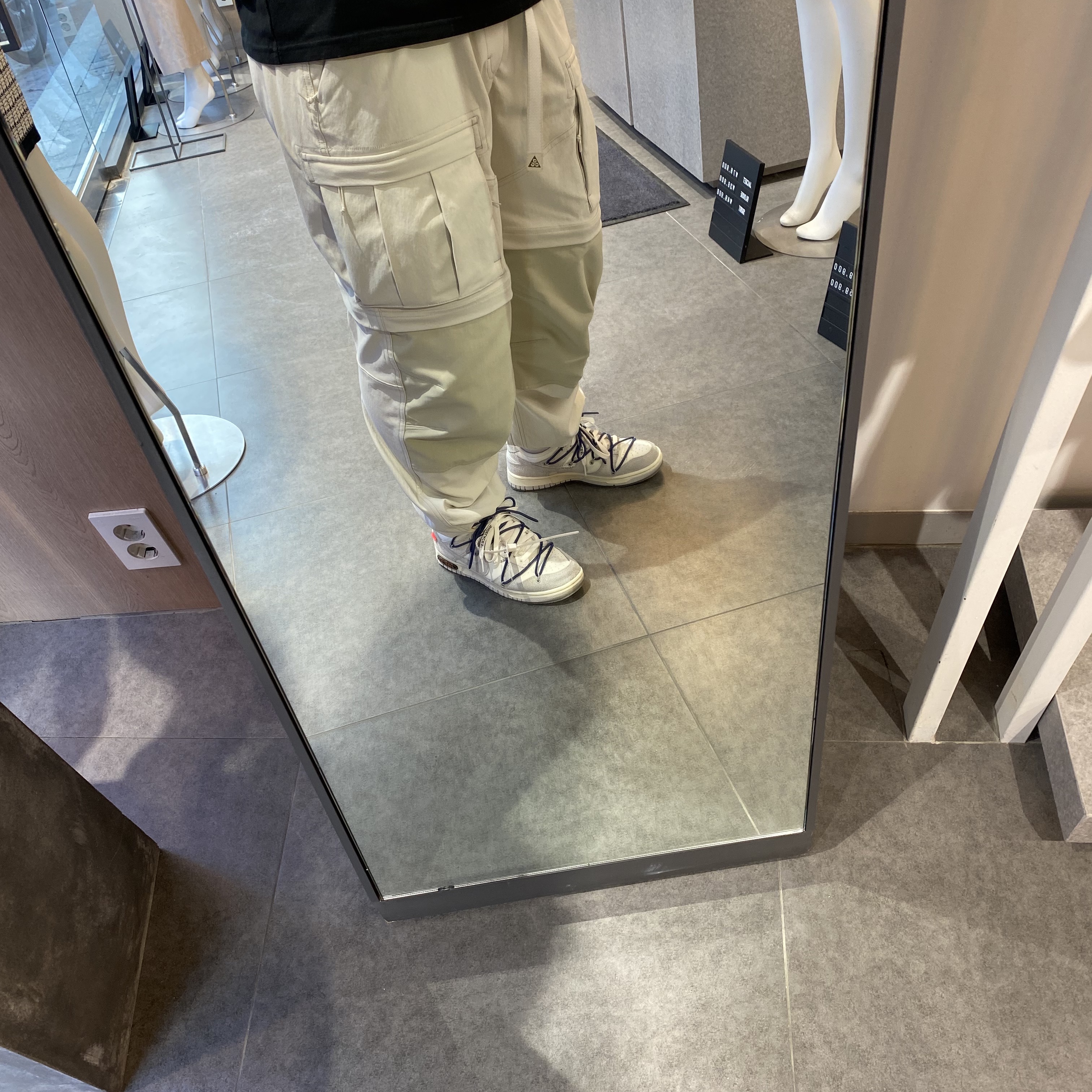 Nike x Off-White Dunk Low The 50 - Lot 18, Nike ACG Smith Summit Cargo Pants Light Bone - Asia 착용 스타일 - 3
