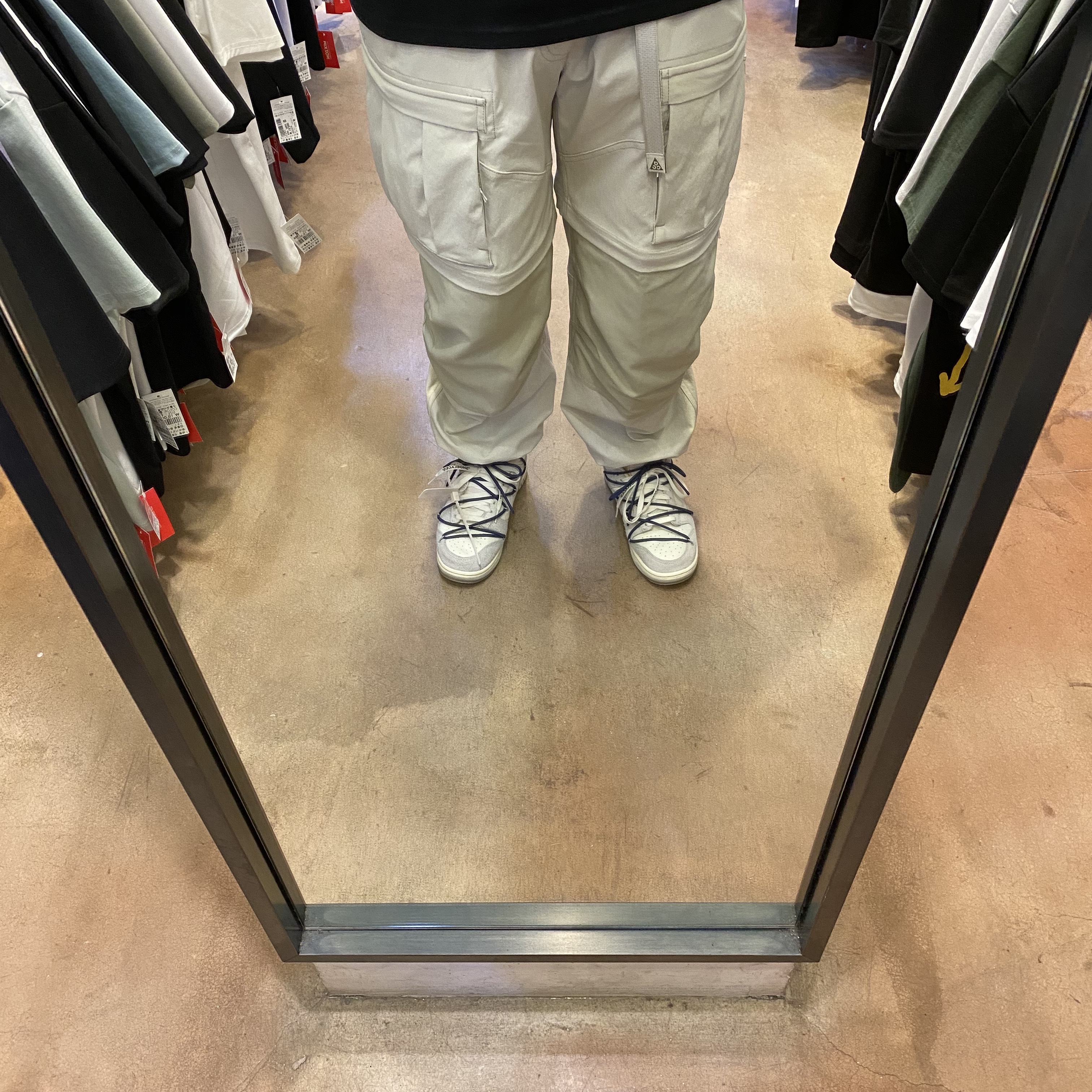 Nike x Off-White Dunk Low The 50 - Lot 18, Nike ACG Smith Summit Cargo Pants Light Bone - Asia 착용 스타일 - 5