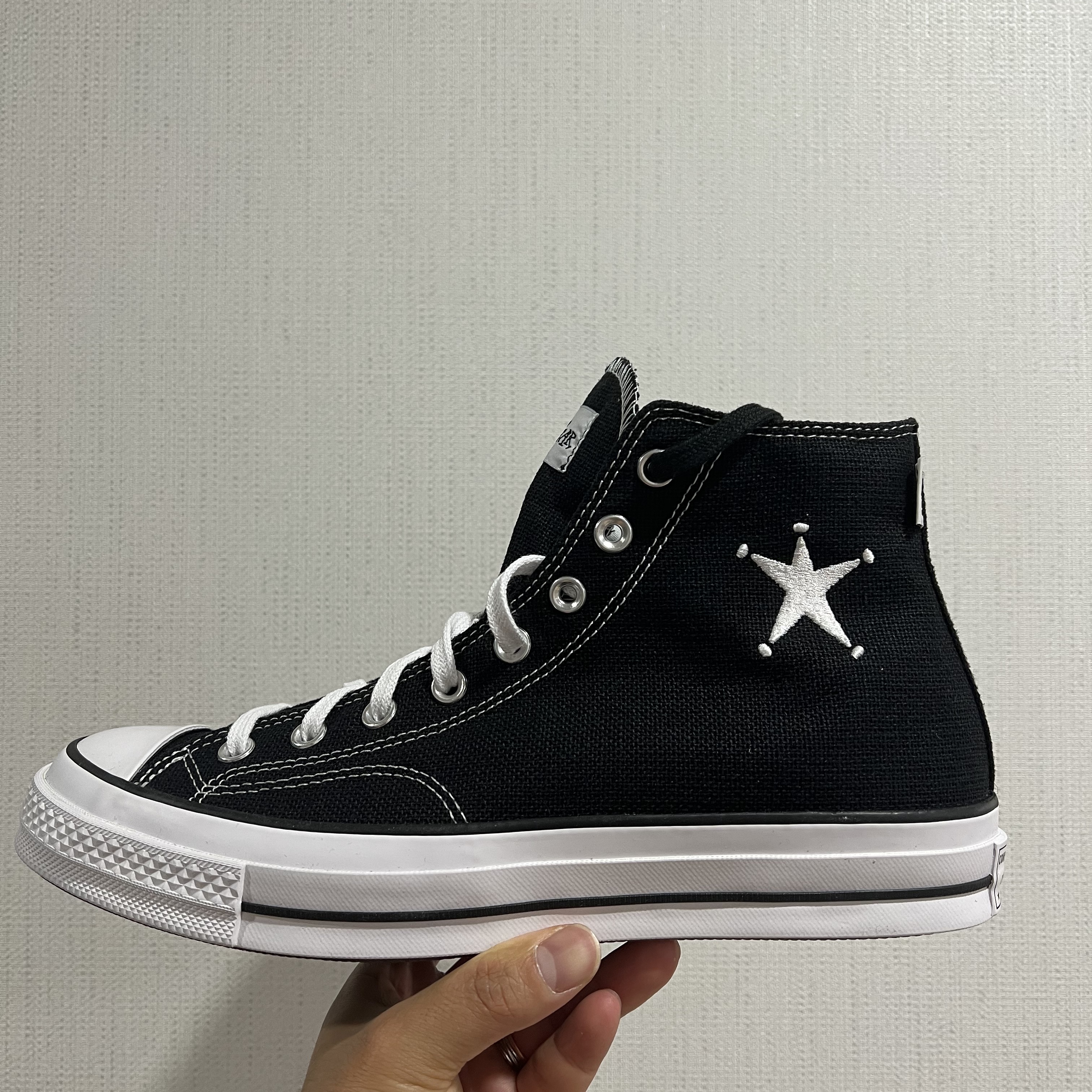 Converse x Stussy Chuck 70 High Black 착용 스타일 - 1