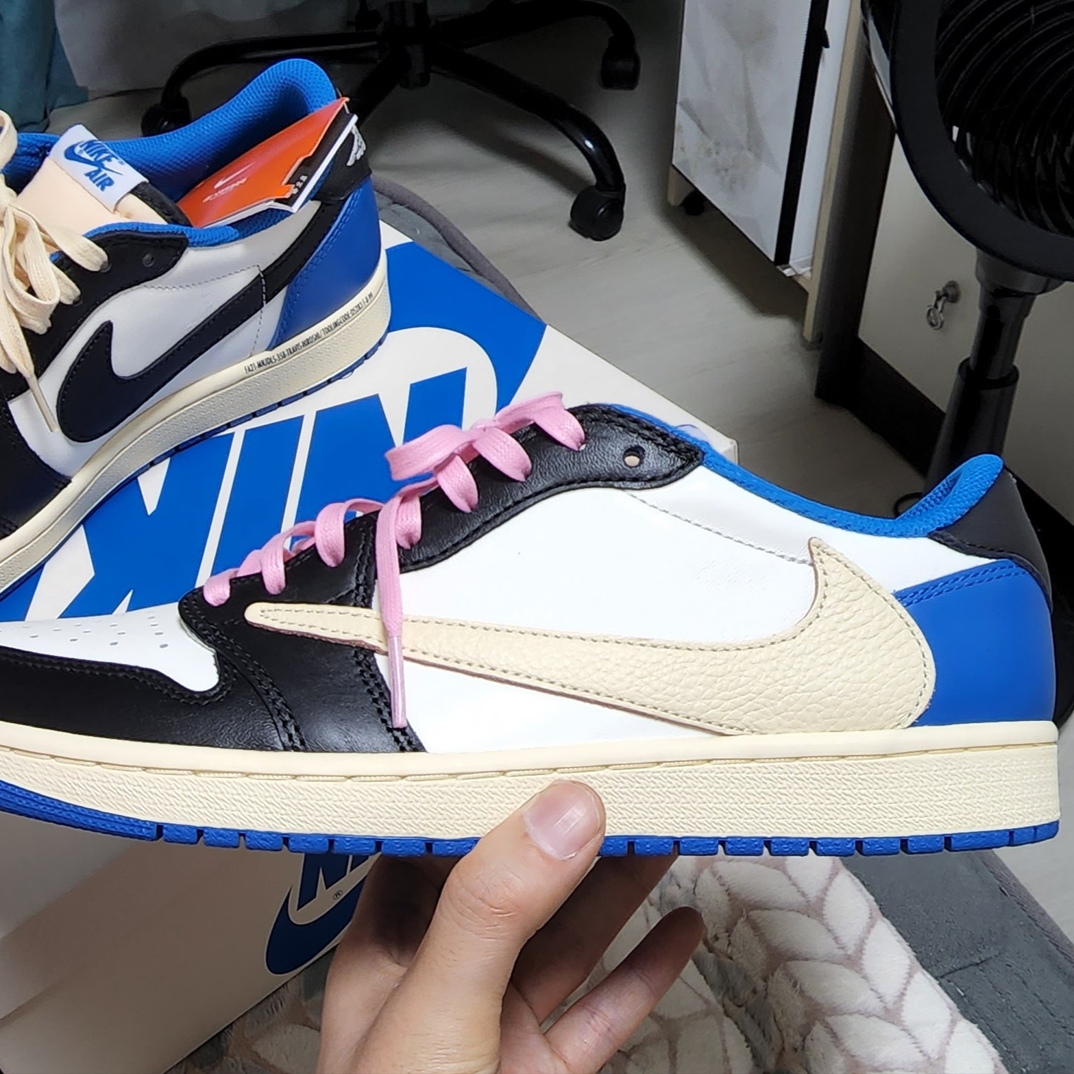 Jordan 1 x Travis Scott x Fragment Retro Low OG SP Military Blue 착용 스타일 - 4