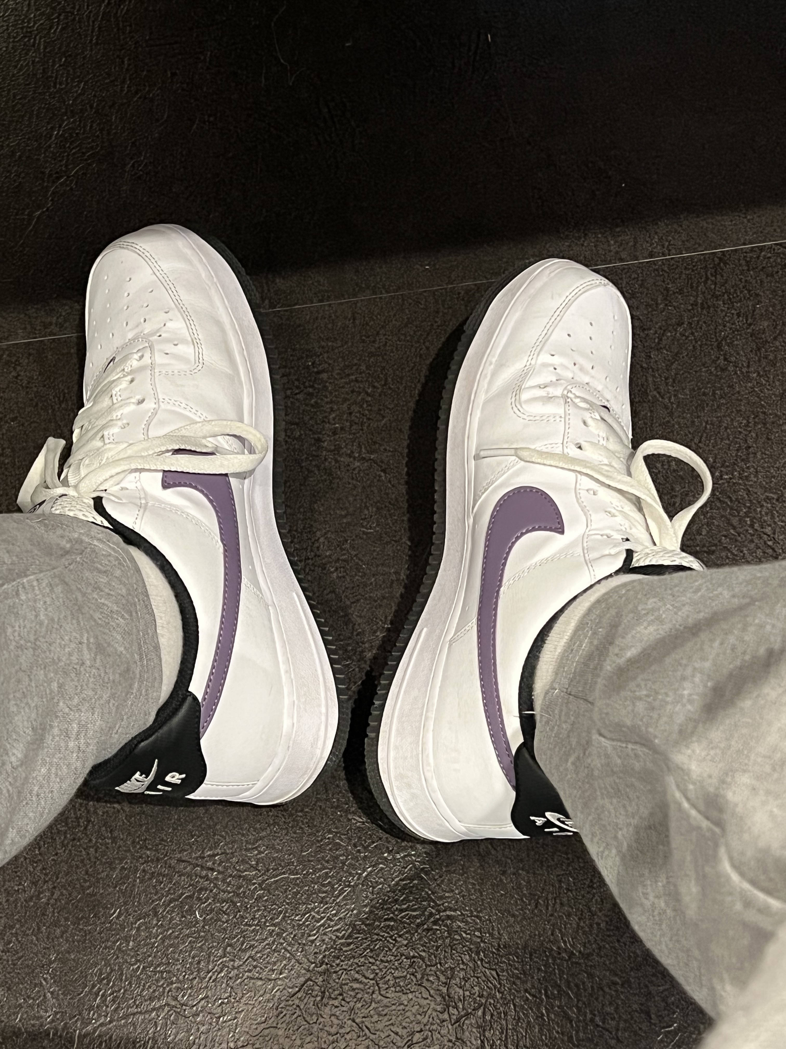 Nike Air Force 1 '07 LV8 Hoops White Canyon Purple 착용 스타일 - 1