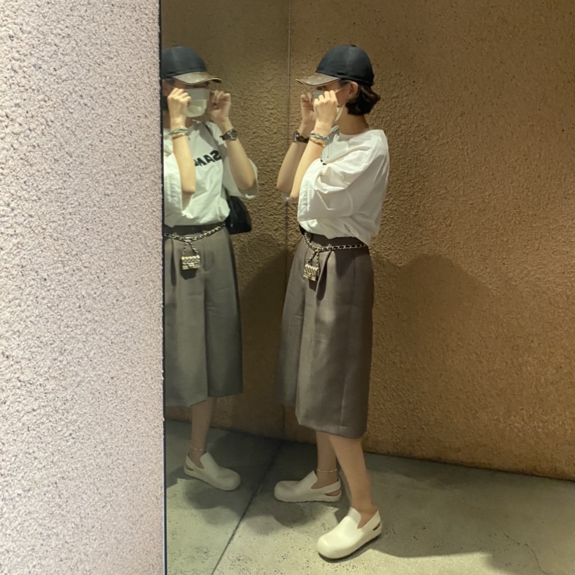 (W) Louis Vuitton Cap Ou Pas Cap Black, (W) Bottega Veneta Puddle Sandals Sea Salt 착용 스타일