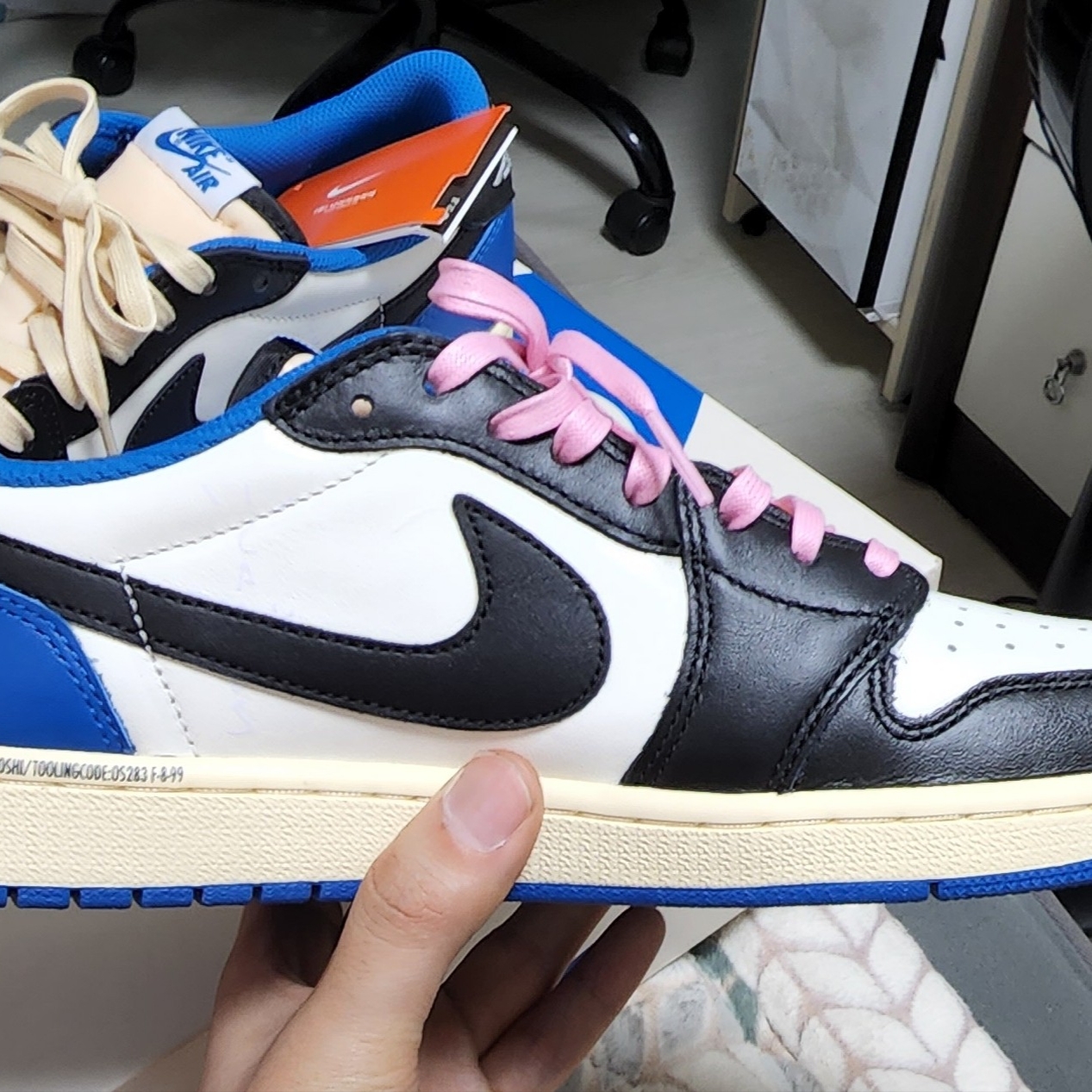 Jordan 1 x Travis Scott x Fragment Retro Low OG SP Military Blue 착용 스타일 - 3