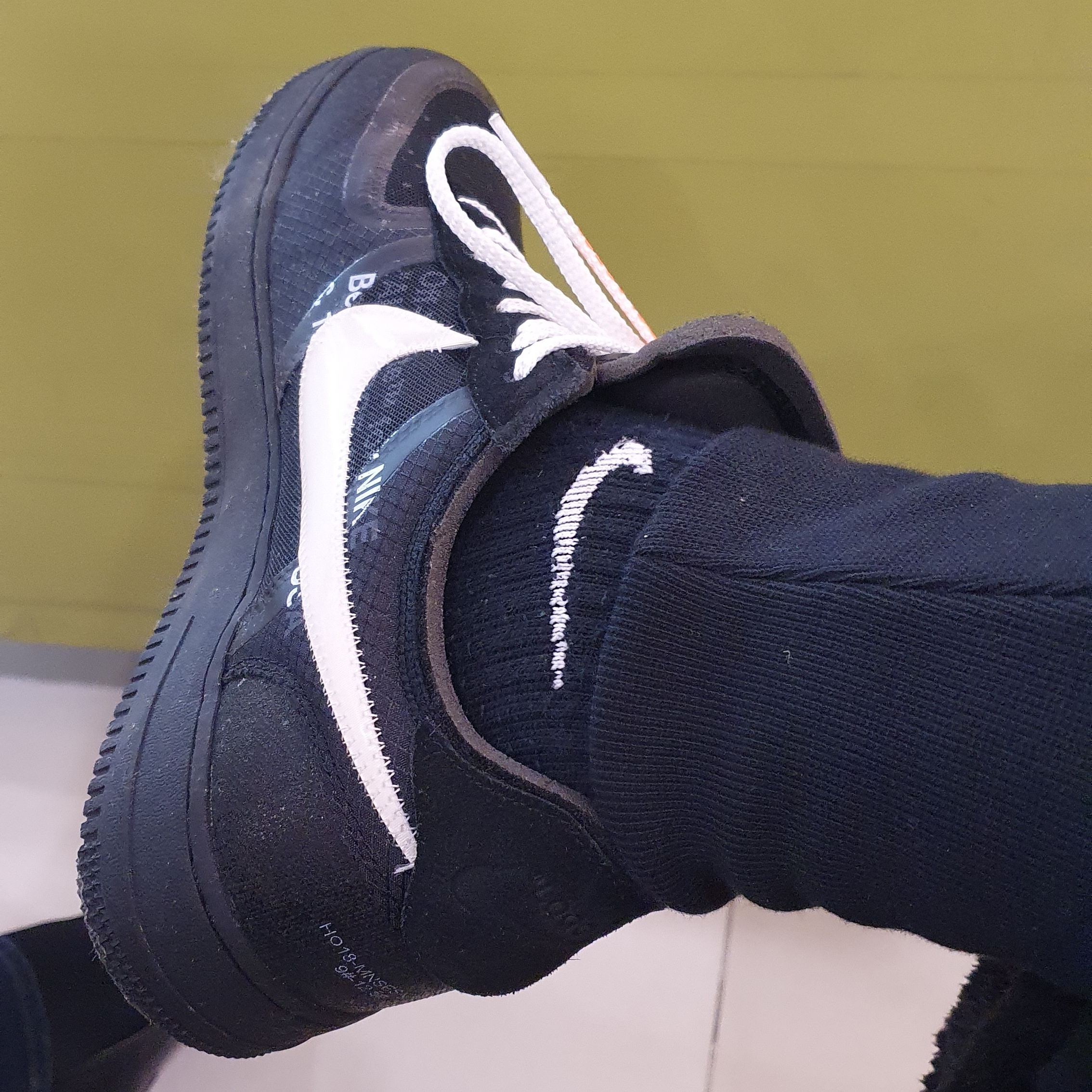 Nike x Off-White Air Force 1 Low Black White 착용 스타일 - 3
