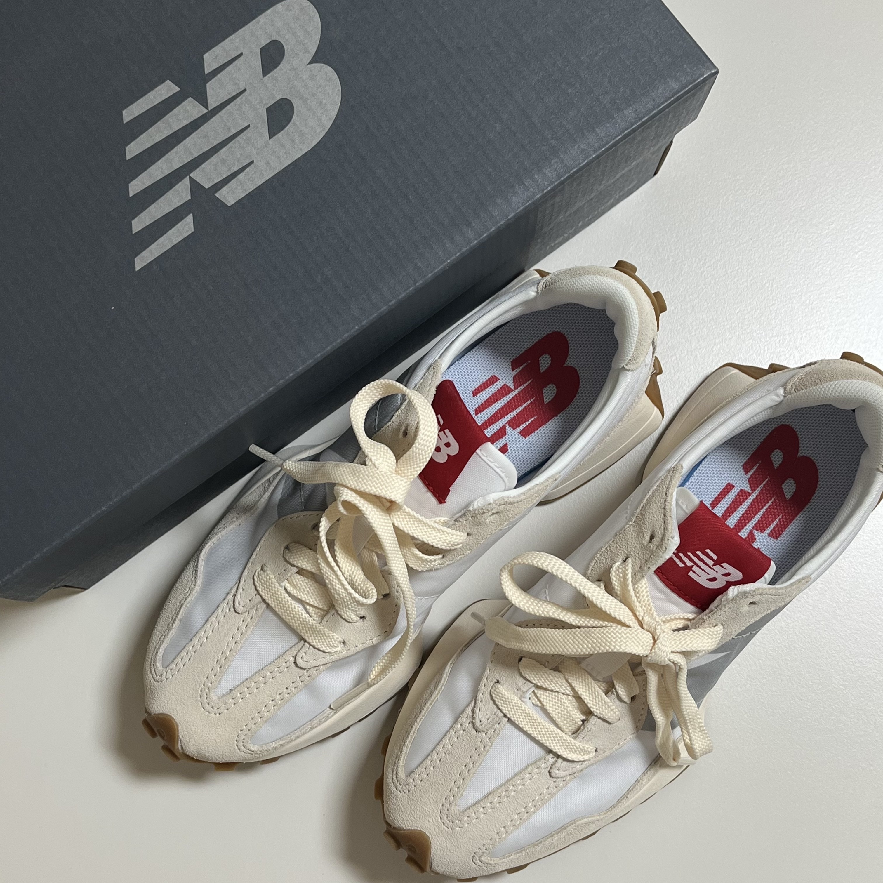 New Balance 327 White Silver Gum 착용 스타일 - 3