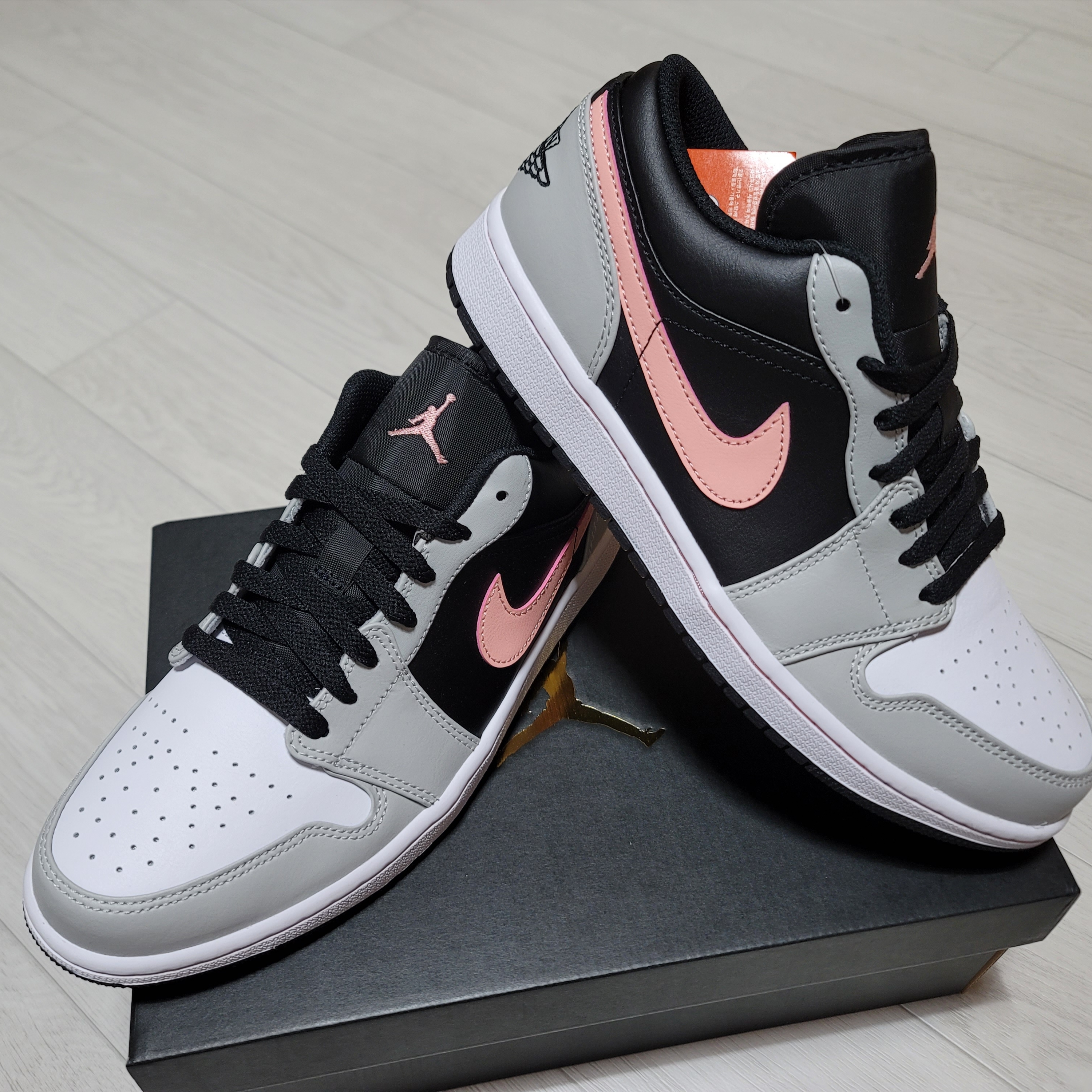 Jordan 1 Low Grey Fog Black Bleached Coral 착용 스타일 - 2