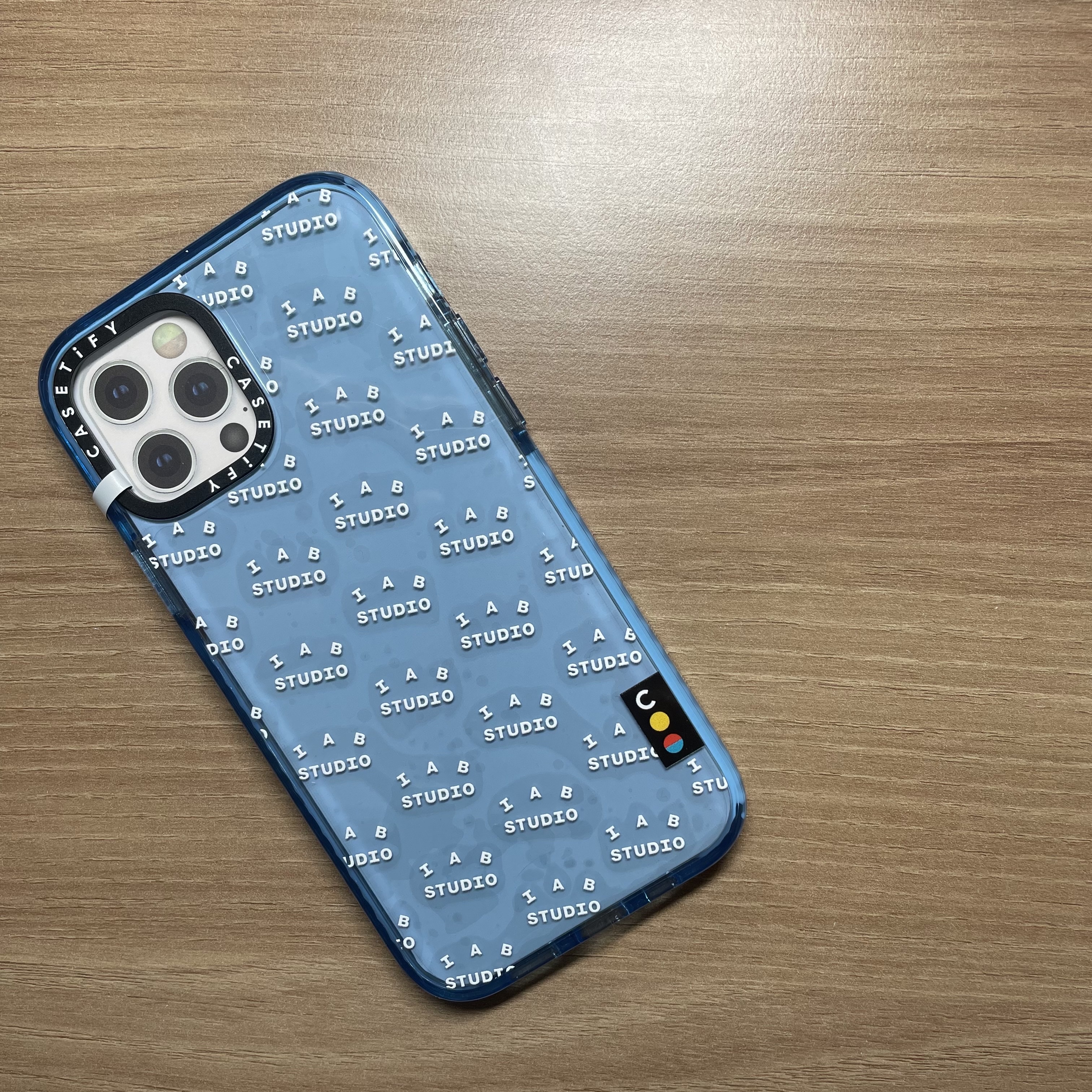 Casetify x IAB Studio iPhone White Monogram Logo Impact Case Sierra Blue 착용 스타일 - 1