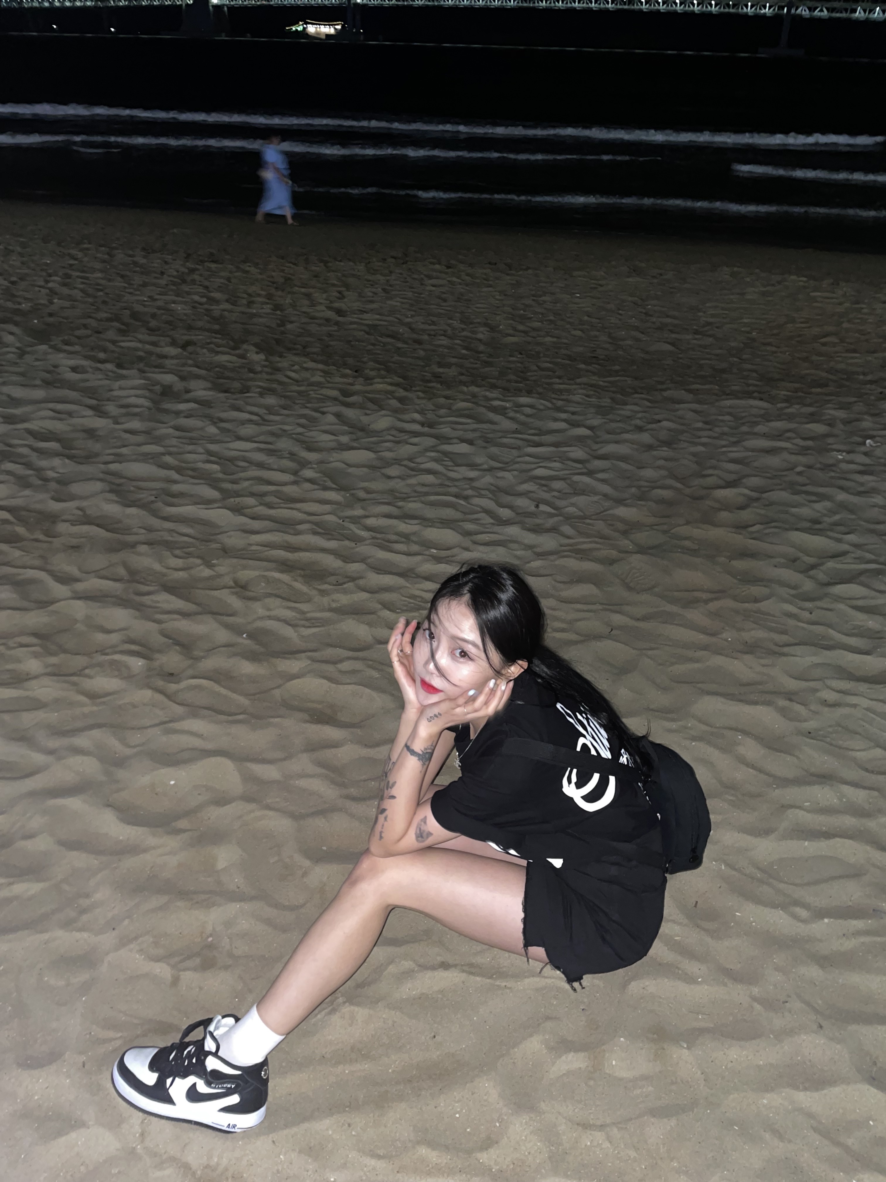 Nike x Stussy Air Force 1 '07 Mid SP Black and Light Bone, Stussy World Tour T-Shirt Black 착용 스타일 - 1