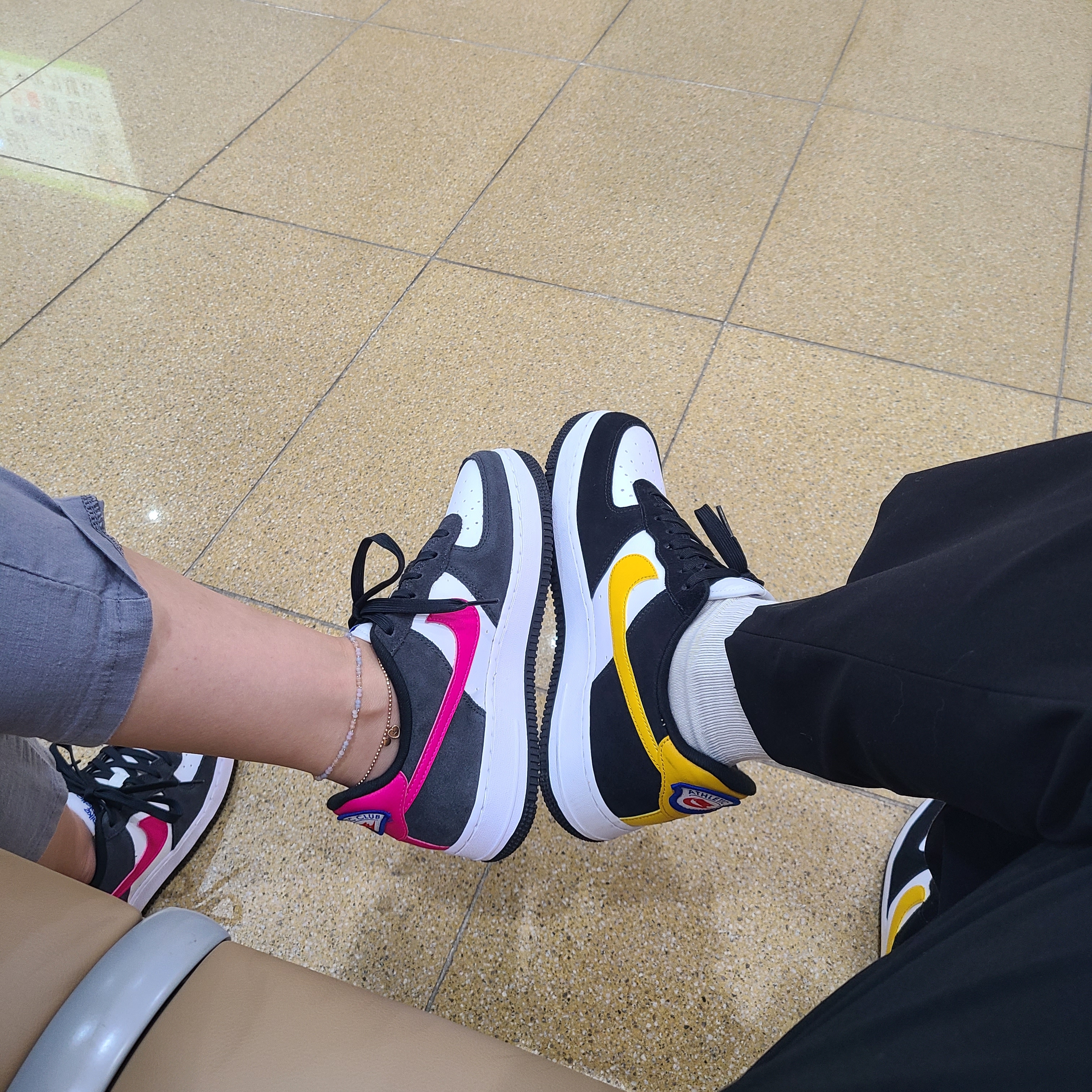 Nike Air Force 1 '07 LV8 Athletic Club Black Dark Sulfur, (GS) Nike Air Force 1 LV8 Athletic Club Black Pink Prime 착용 스타일
