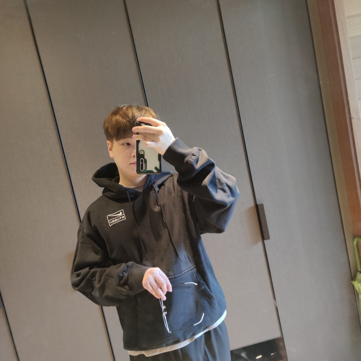 Nike x Stussy NRG RA Pullover Hoodie Dark Grey Heather (DJ9488-063), Nike x Stussy NRG RA Fleece Pants Dark Grey Heather (DJ9490-063) 착용 스타일 - 4