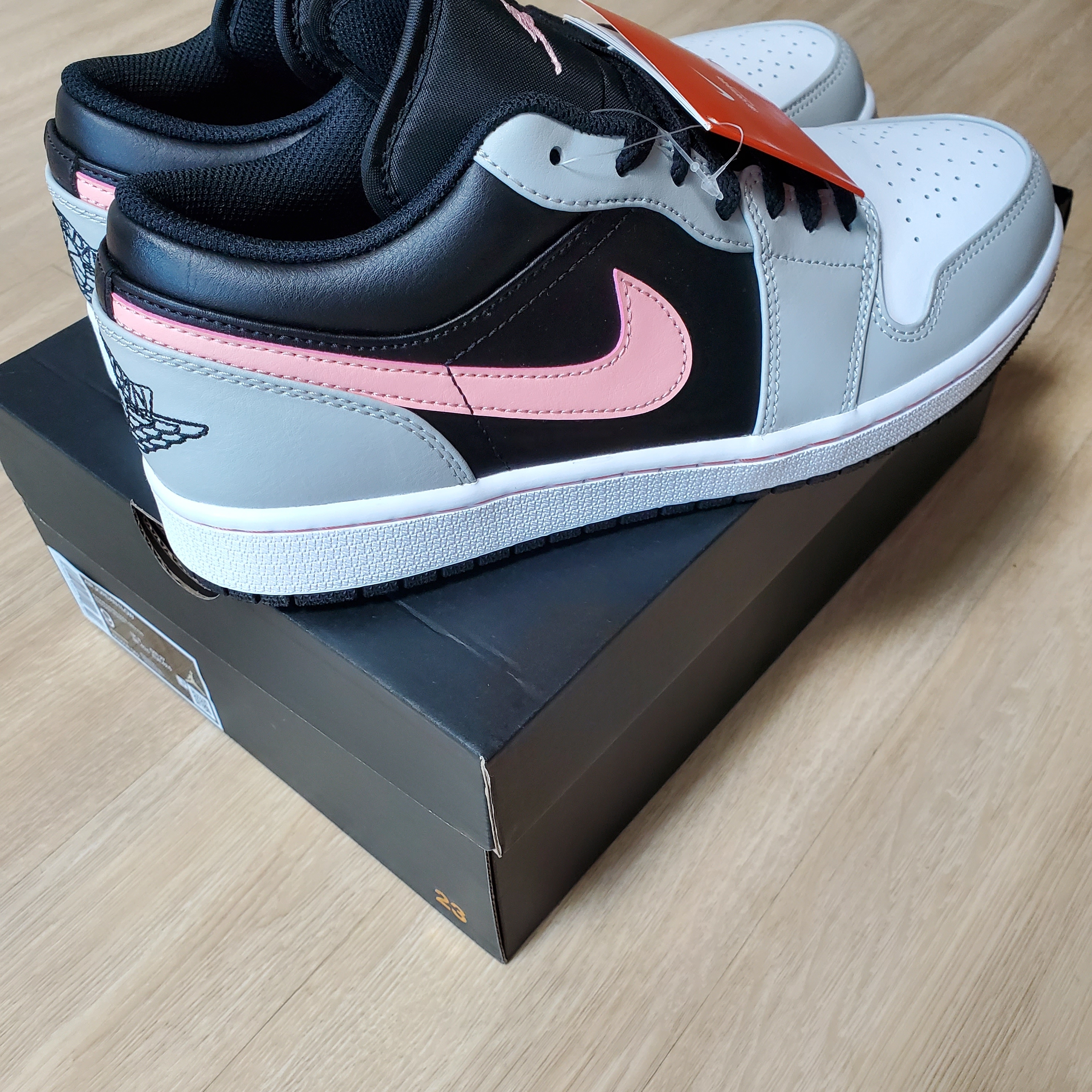 Jordan 1 Low Grey Fog Black Bleached Coral 착용 스타일