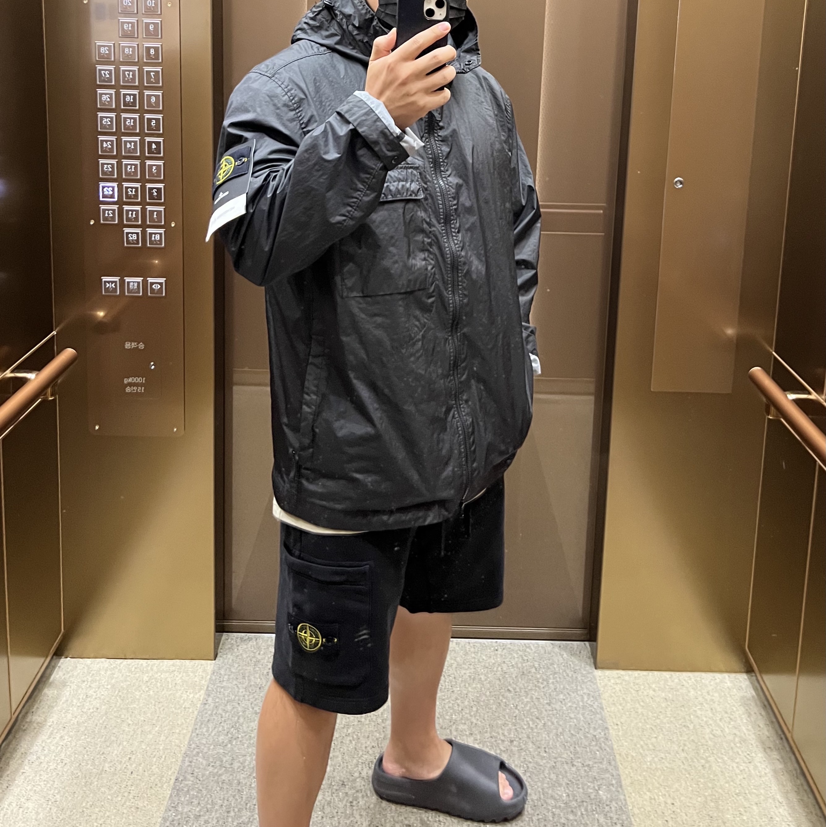Stone Island 40223 Membrana 3L TC Garment Dyed Hooded Jacket Black - 22SS, Stone Island 64651 Fleece Bermuda Shorts Black - 22SS 착용 스타일