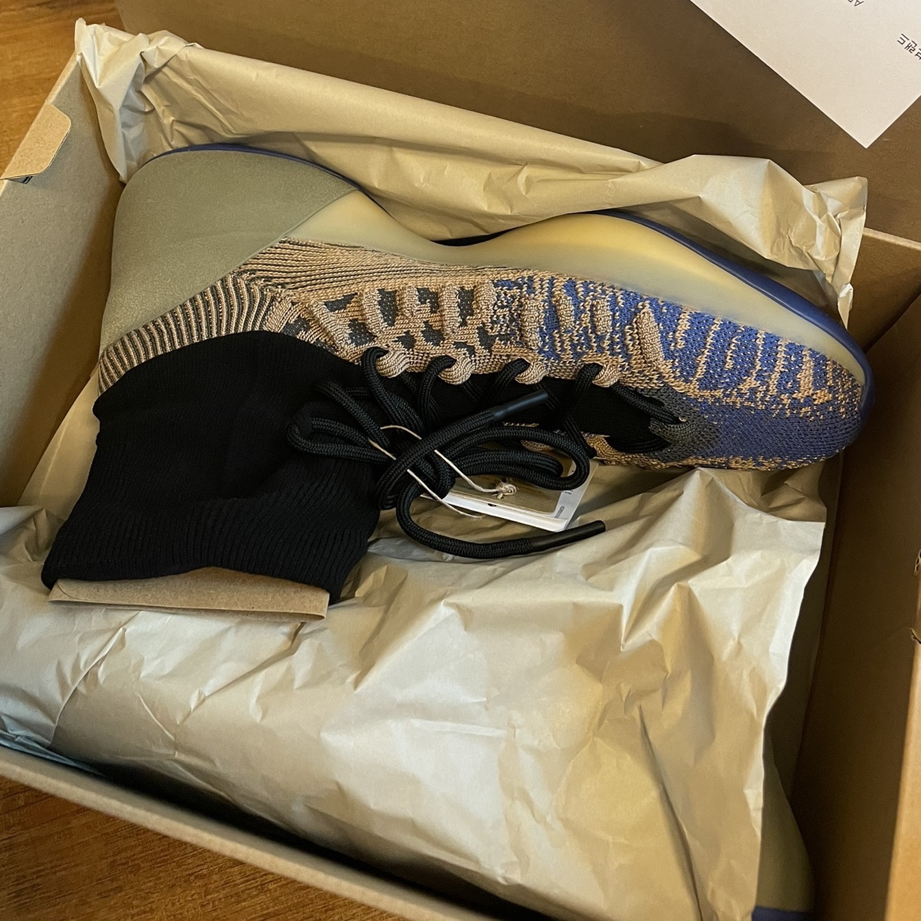 Adidas Yeezy BSKTBL Knit Slate Azure 착용 스타일 - 2