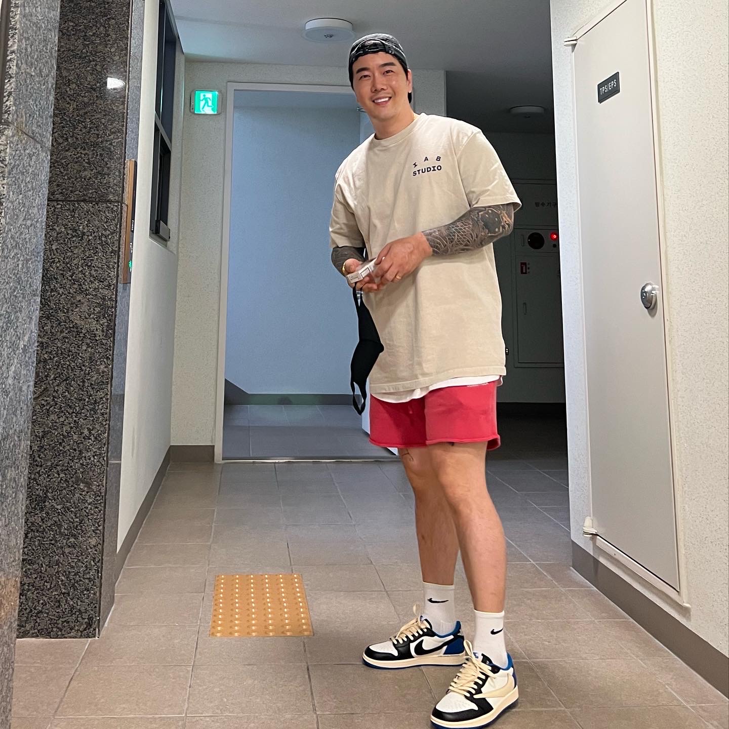 Jordan 1 x Travis Scott x Fragment Retro Low OG SP Military Blue, IAB Studio Pigment T-Shirt Oatmeal 착용 스타일 - 1