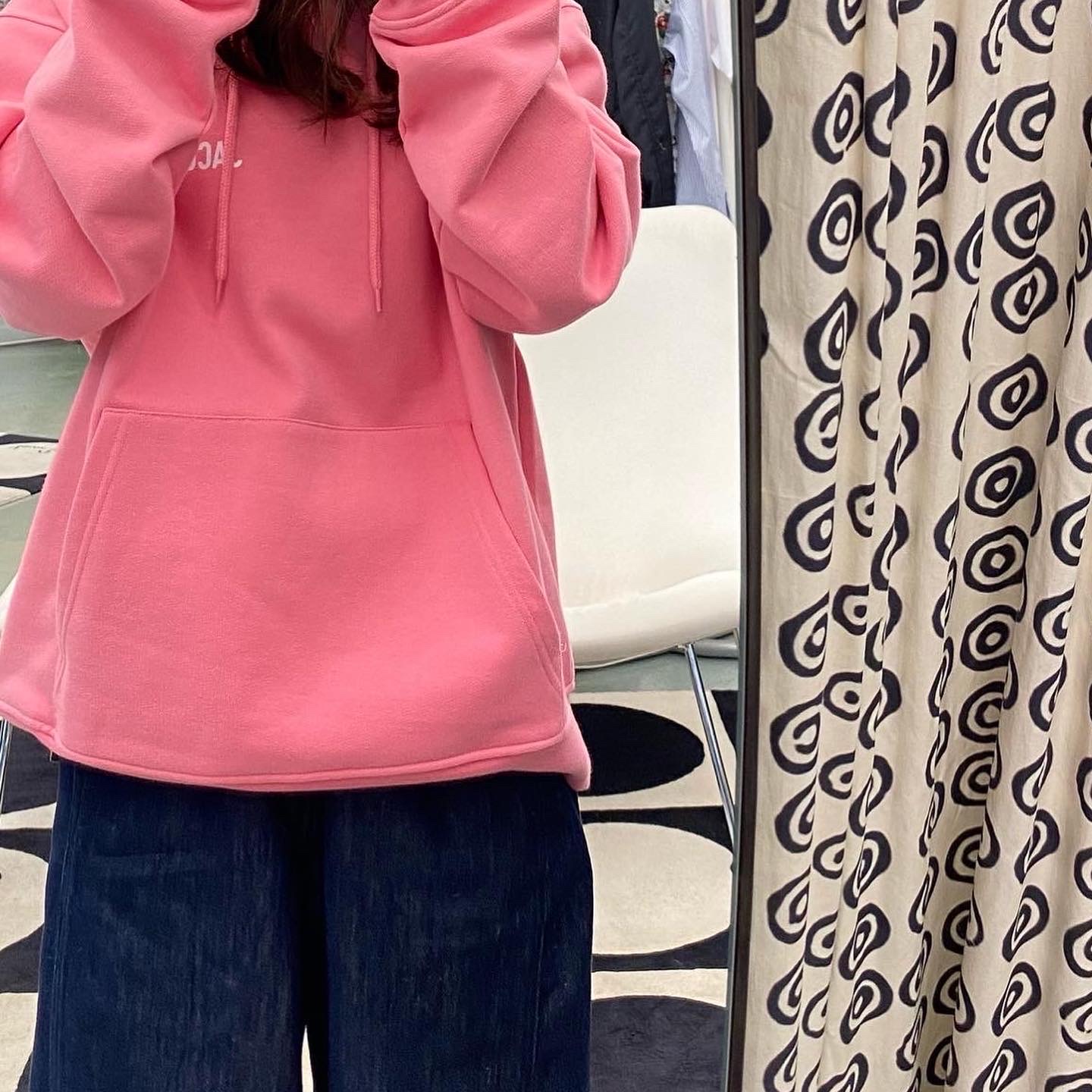 Jacquemus Le Sweatshirt Brode Embroidered Logo Hoodie Dark Pink 착용 스타일 - 2