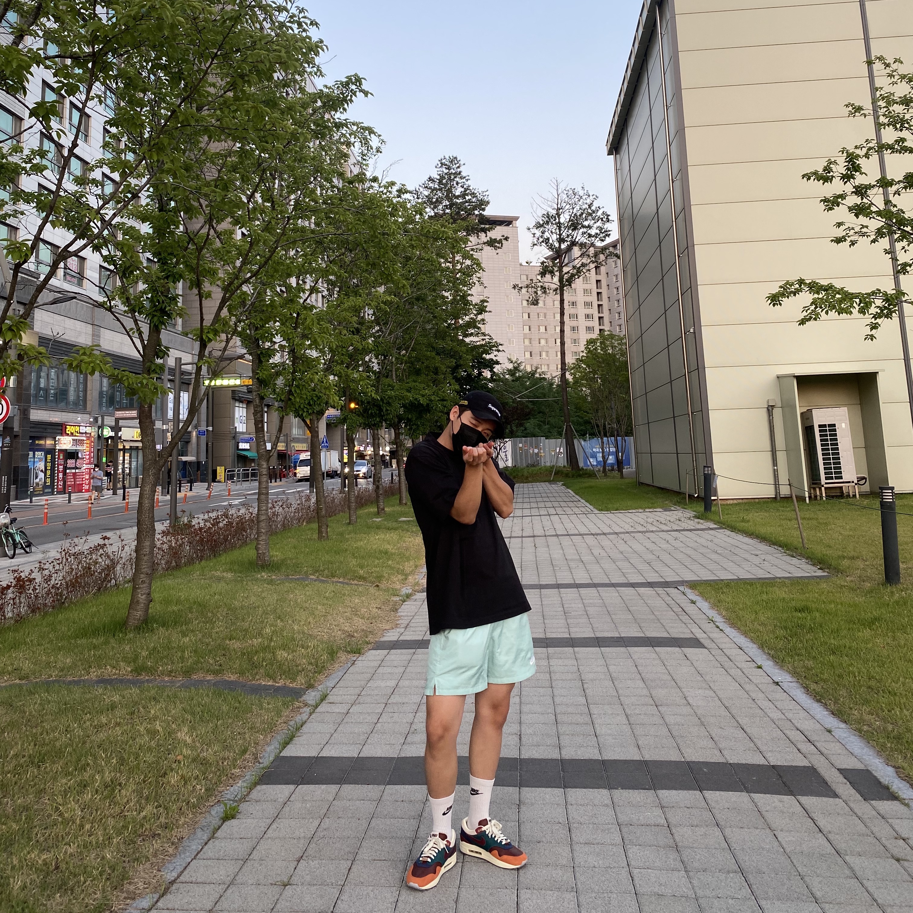 Supreme Military Camp Cap Black - 21SS, Palace Tri-Sticker Pack T-Shirt Black - 21FW 착용 스타일 - 1