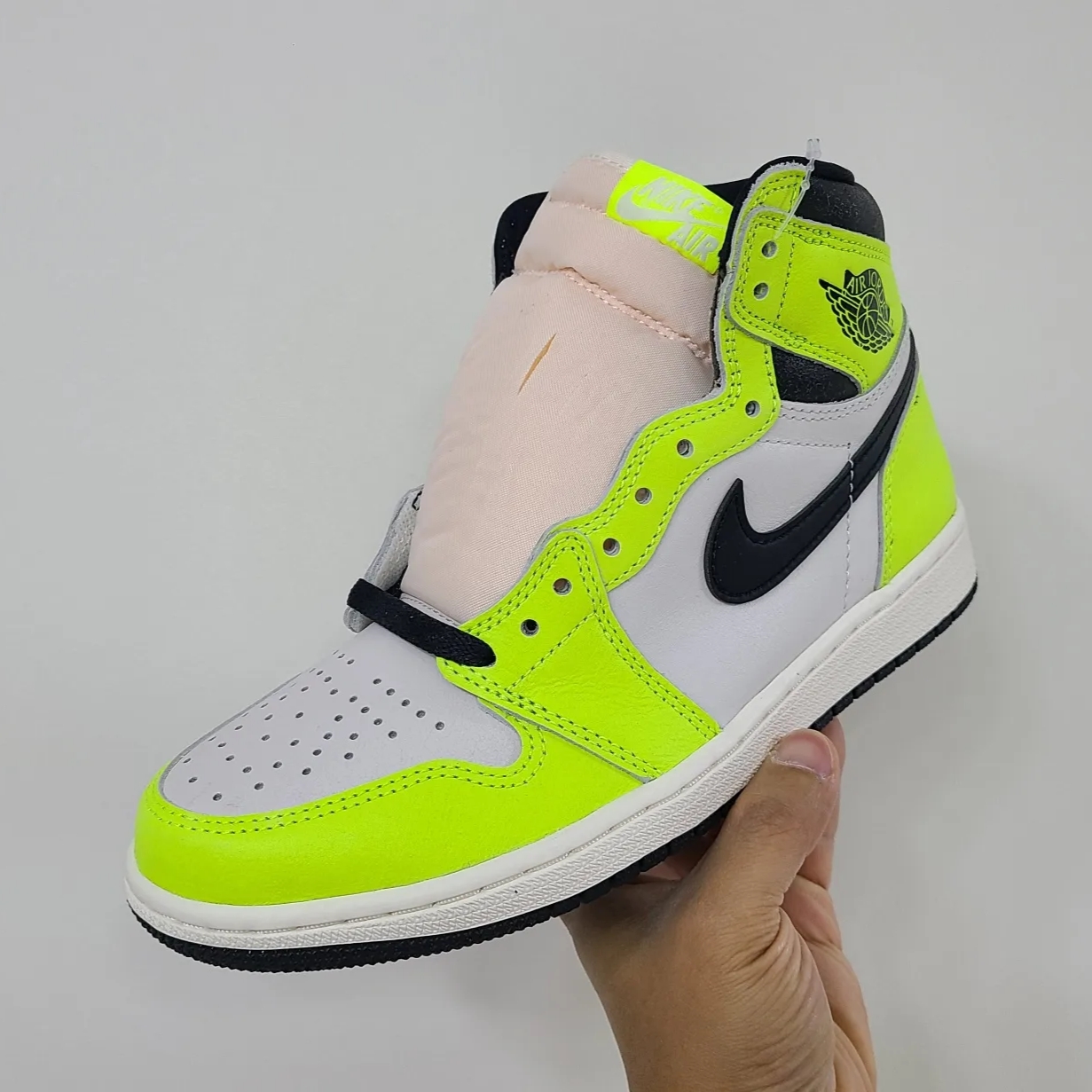 Jordan 1 Retro High OG Volt 착용 스타일 - 1