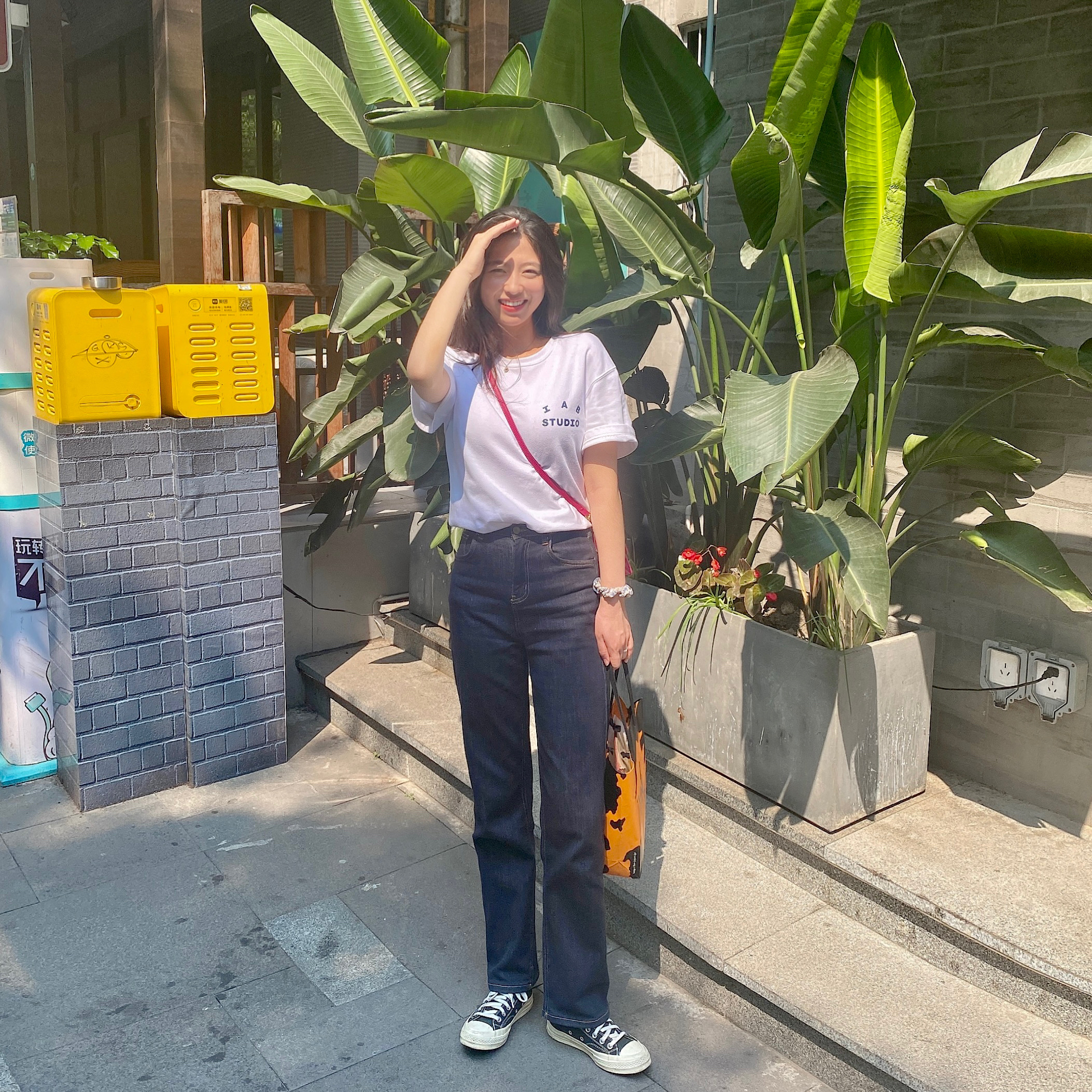 IAB Studio T-Shirt White, Converse x Play Comme des Garcons Chuck 70 Ox Black 착용 스타일