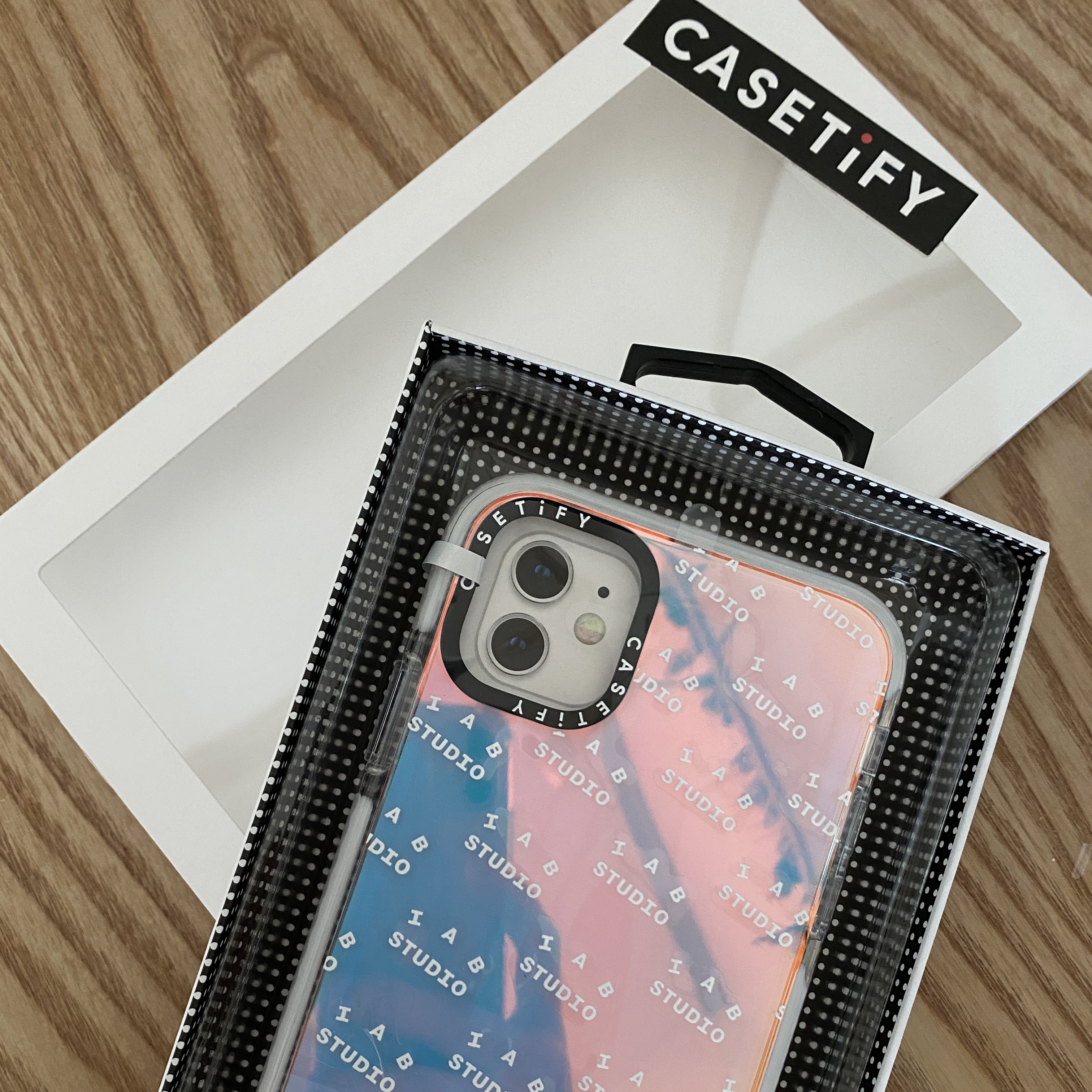 Casetify x IAB Studio iPhone White Monogram Logo Impact Case Aurora 착용 스타일