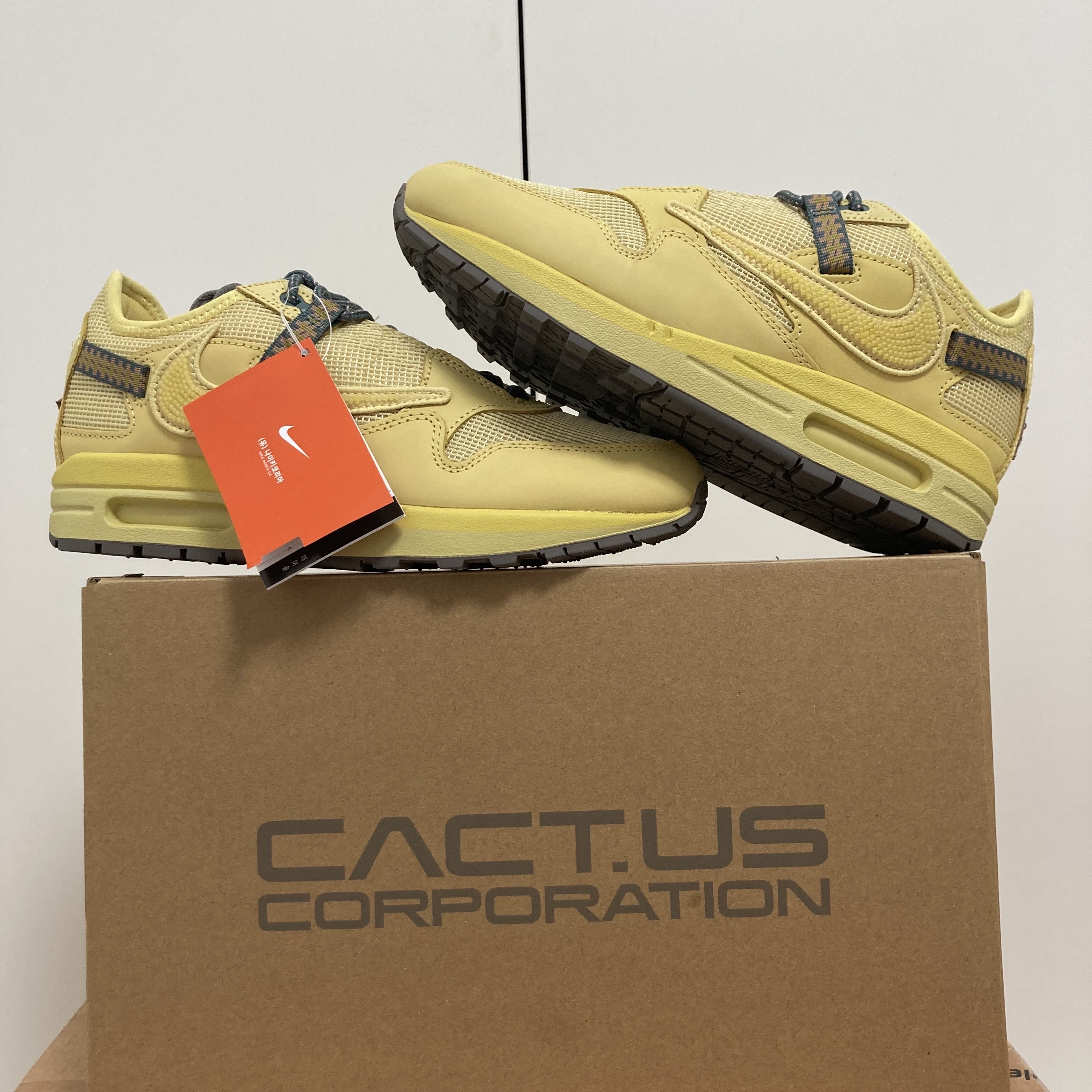 Nike x Travis Scott Air Max 1 Cact.us Gold 착용 스타일 - 1