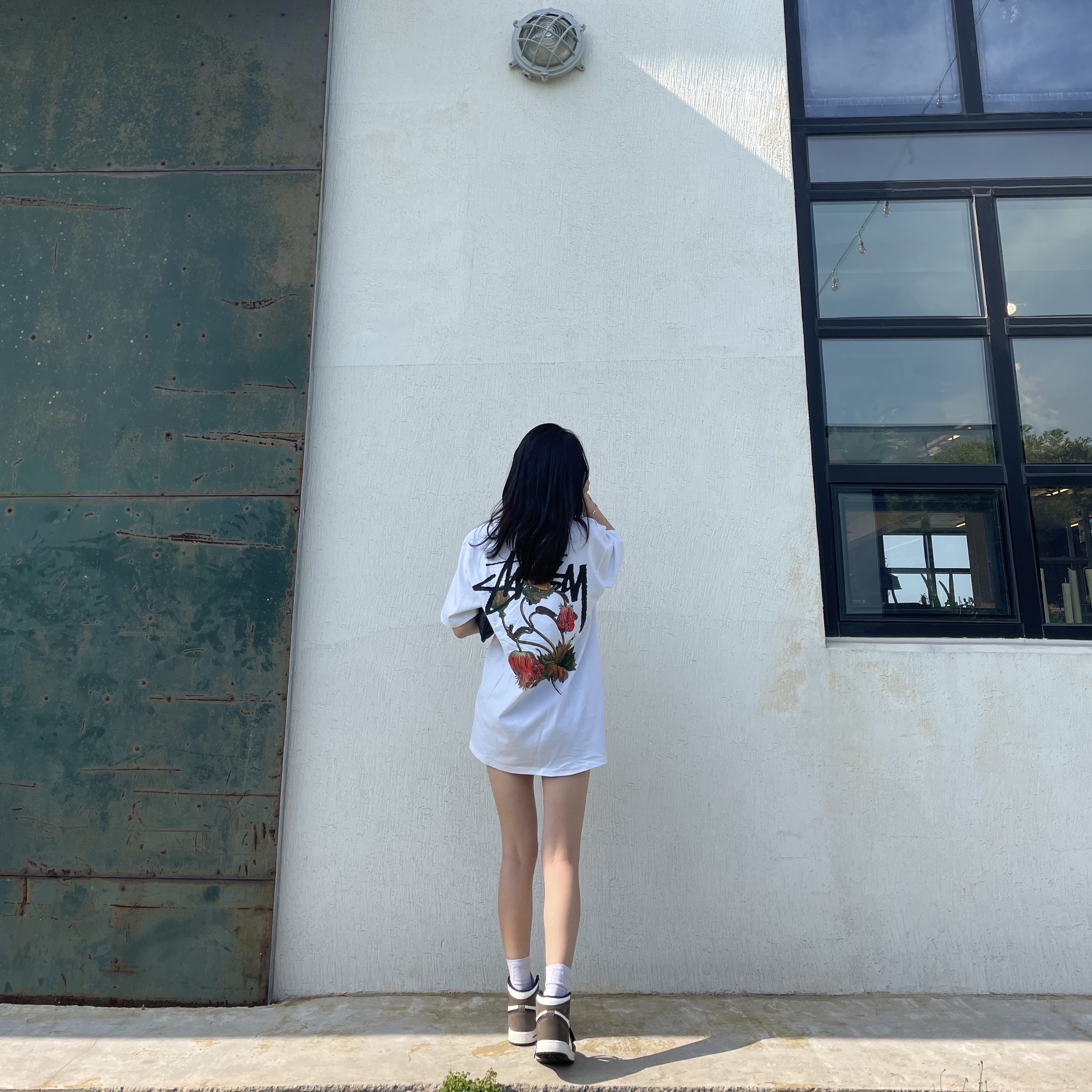 Stussy Withered Flower T-Shirt White, (GS) Jordan 1 Retro High OG Black Mocha 착용 스타일