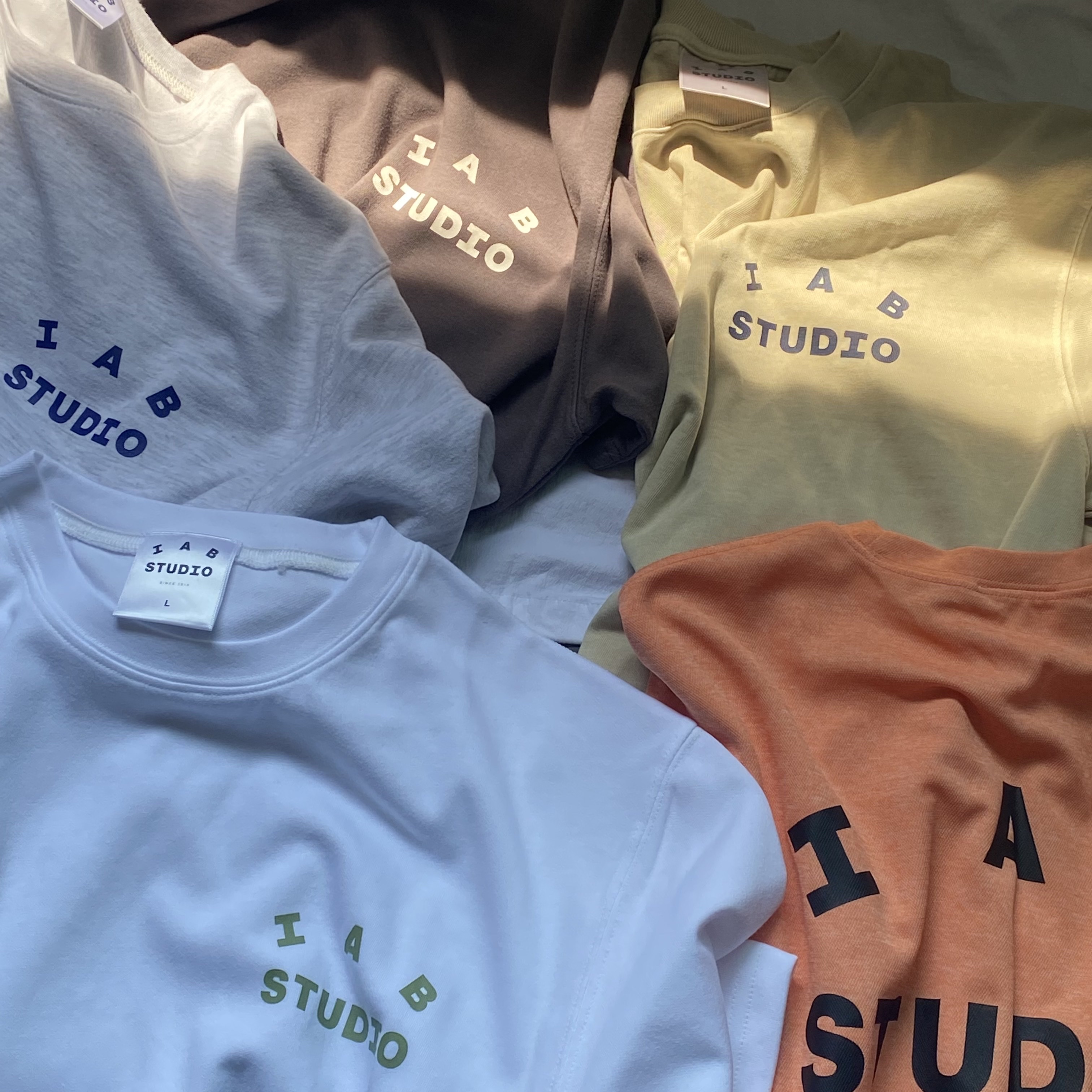 IAB Studio T-Shirt White Light Green, IAB Studio Pigment T-Shirt Oatmeal 착용 스타일 - 2
