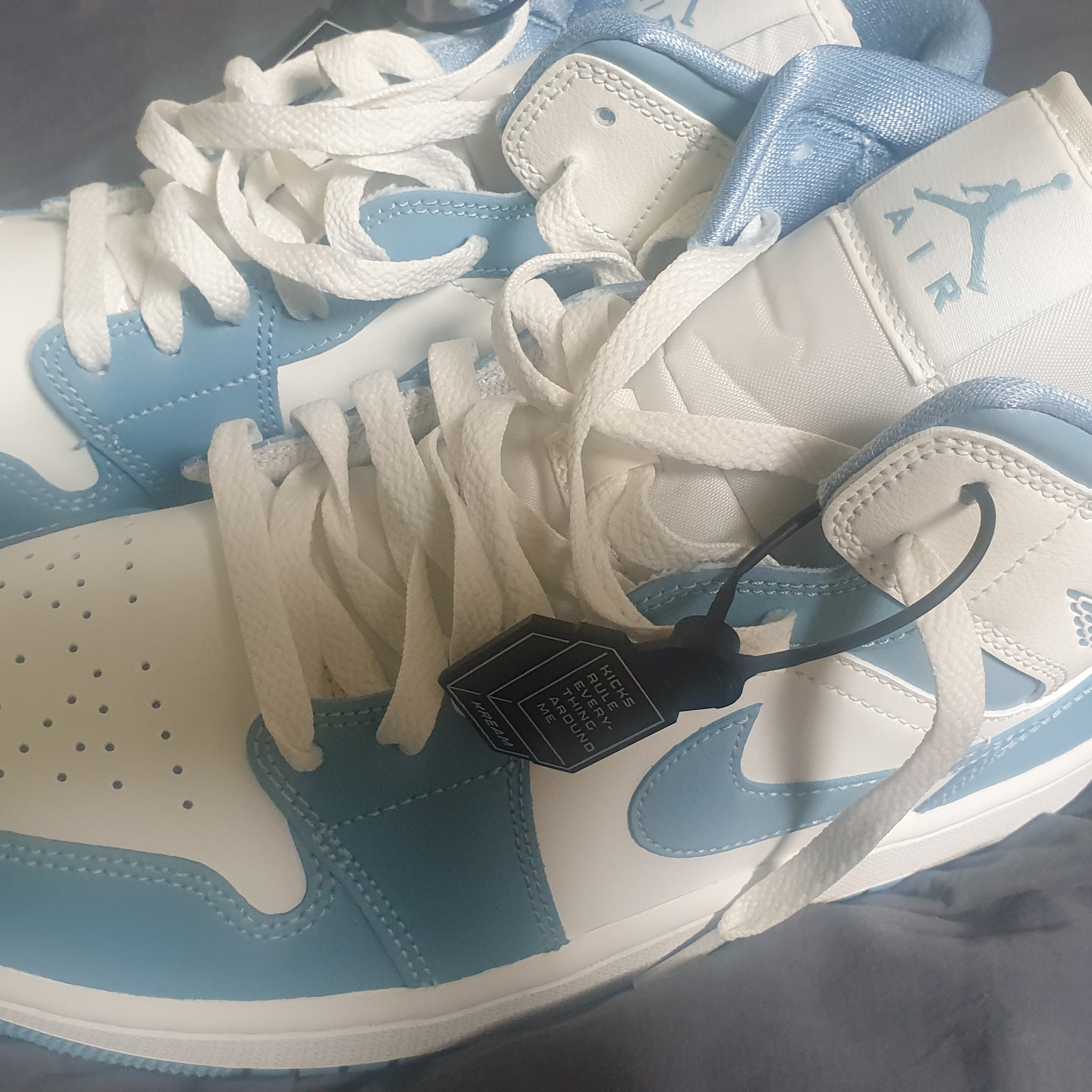 (W) Jordan 1 Mid Sail and Worn Blue 착용 스타일