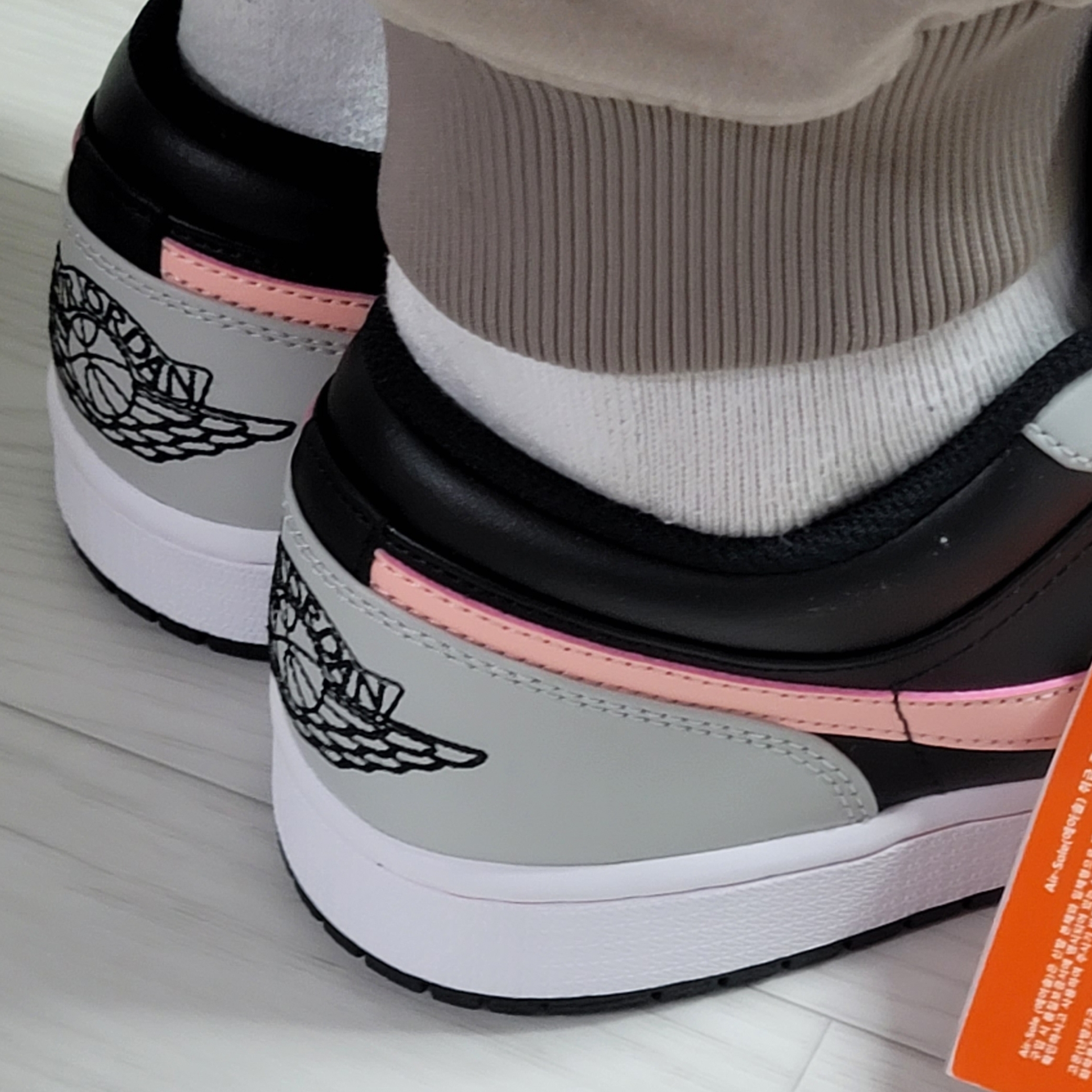 Jordan 1 Low Grey Fog Black Bleached Coral 착용 스타일 - 4