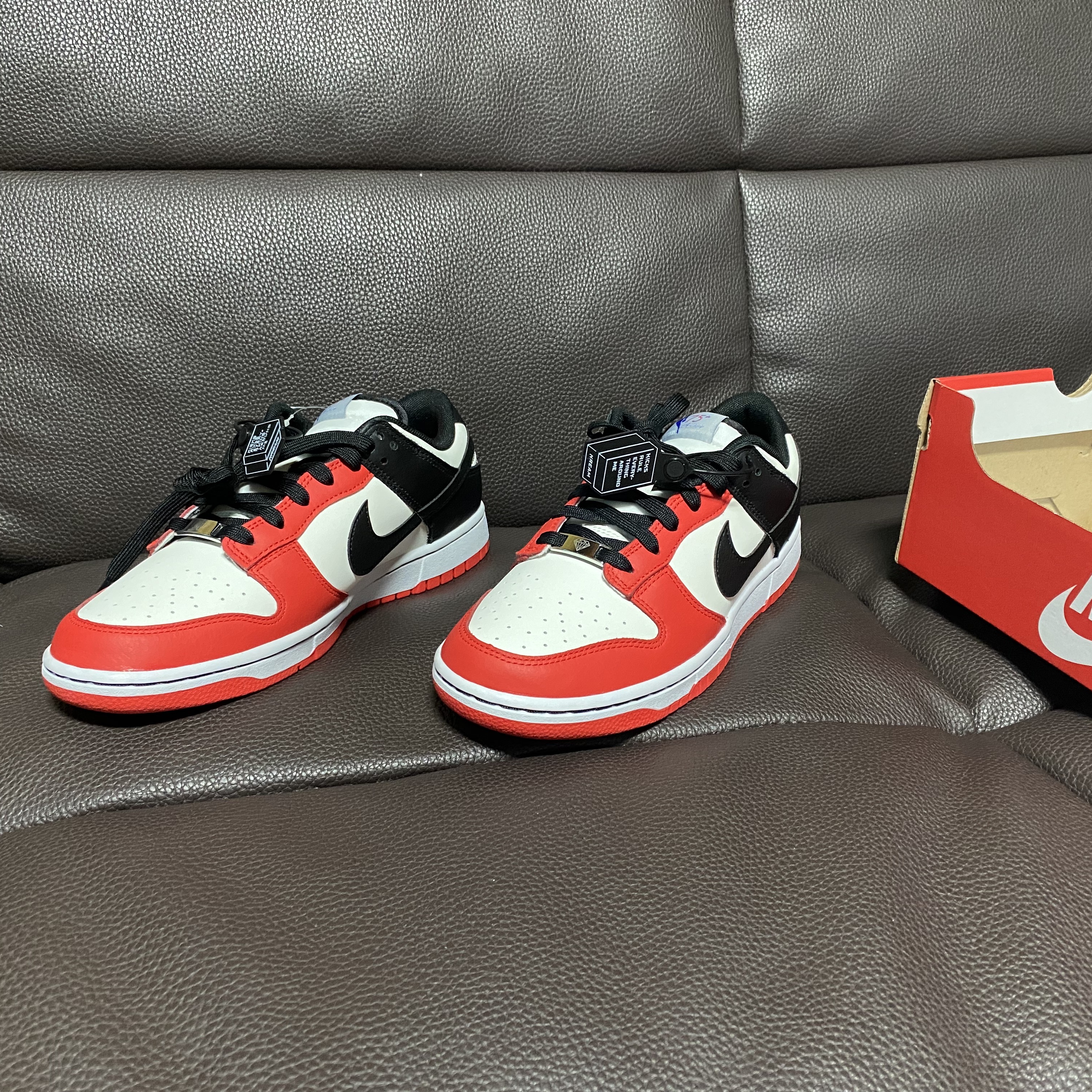 Nike x NBA Dunk Low Retro EMB Black and Chile Red 착용 스타일