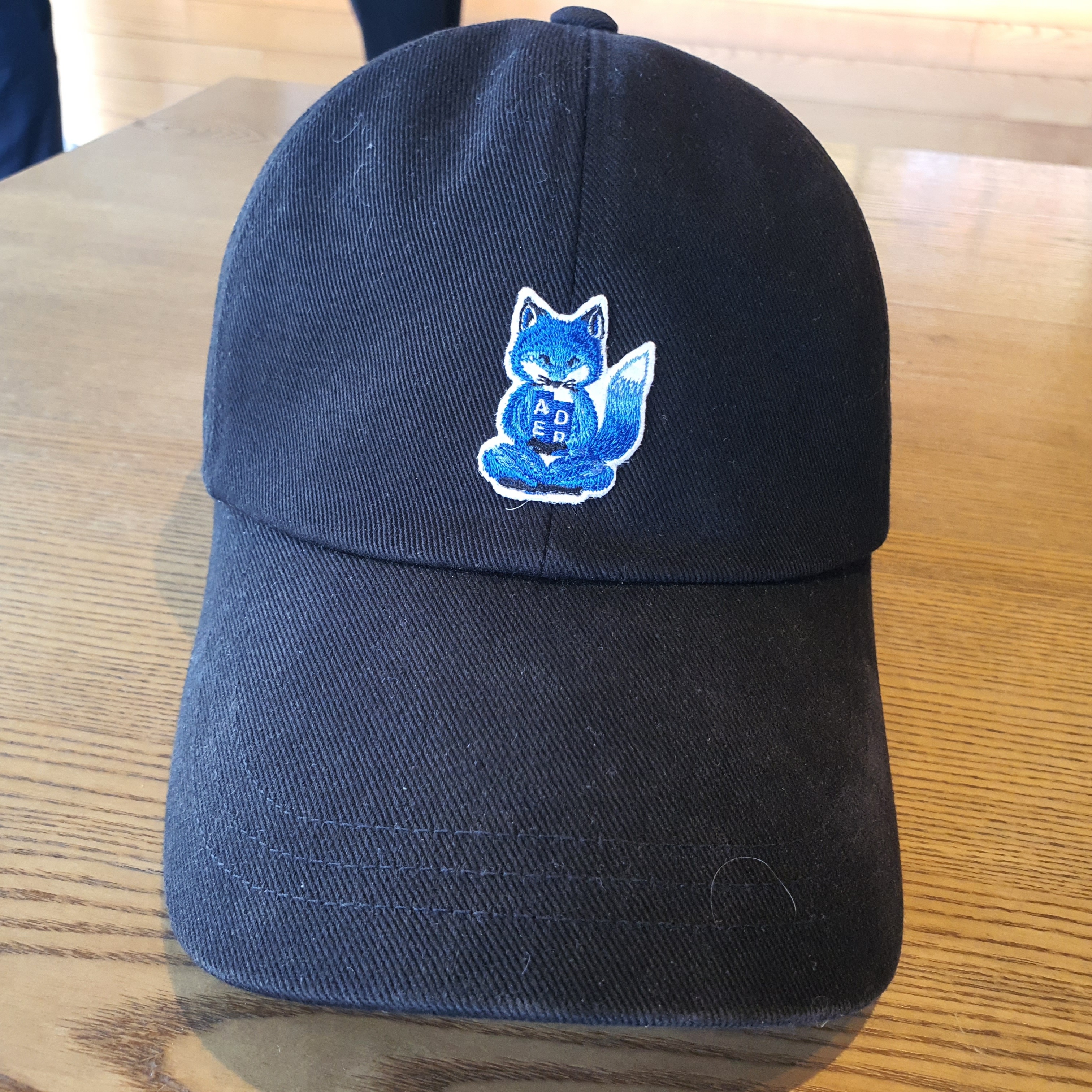 Maison Kitsune x Ader Error Meditation Fox Cap Black 착용 스타일 - 1