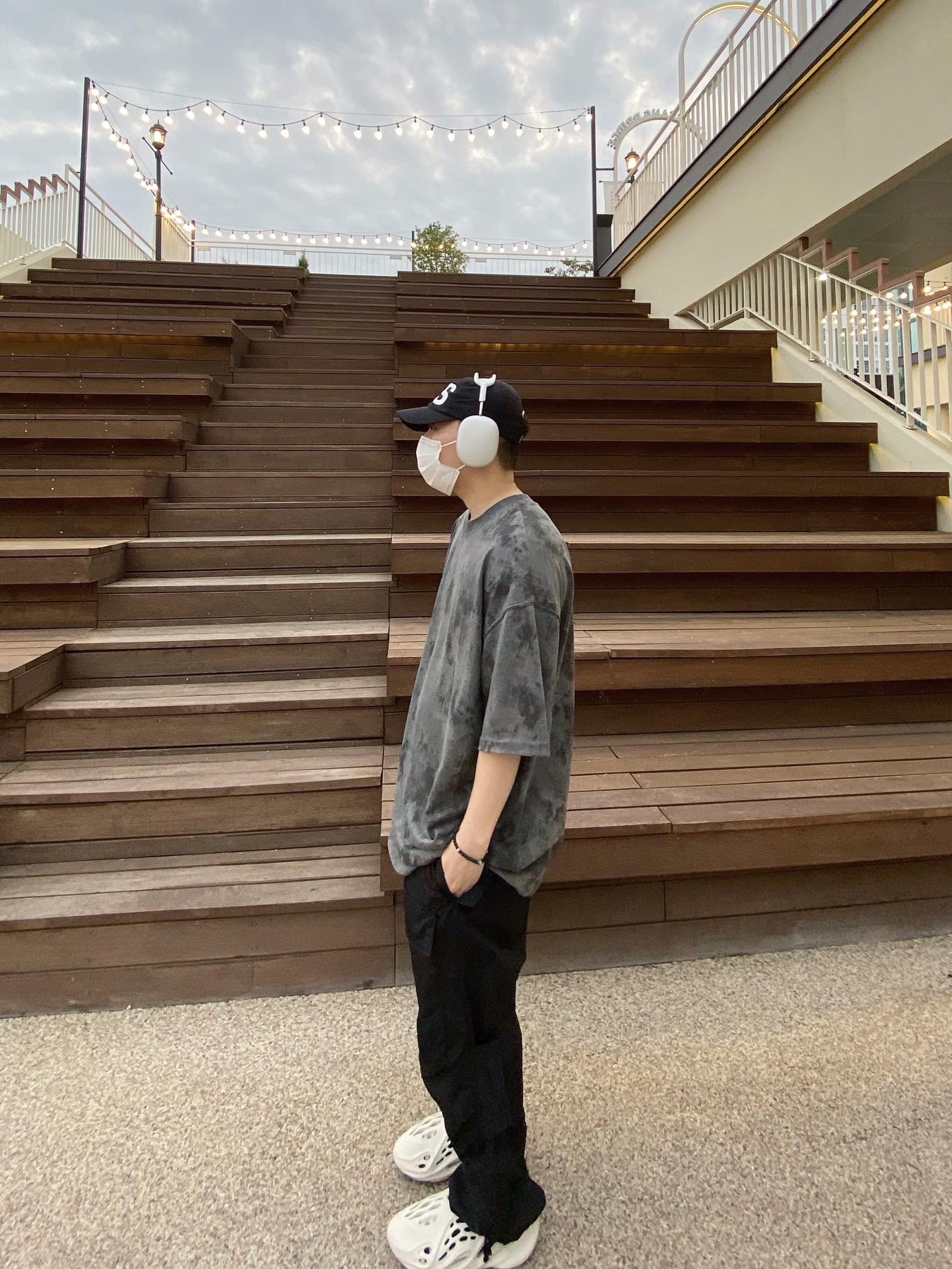 Adidas Yeezy Foam RNNR Ararat, Apple AirPods Max Lightning Silver (Korean Ver.) 착용 스타일 - 1