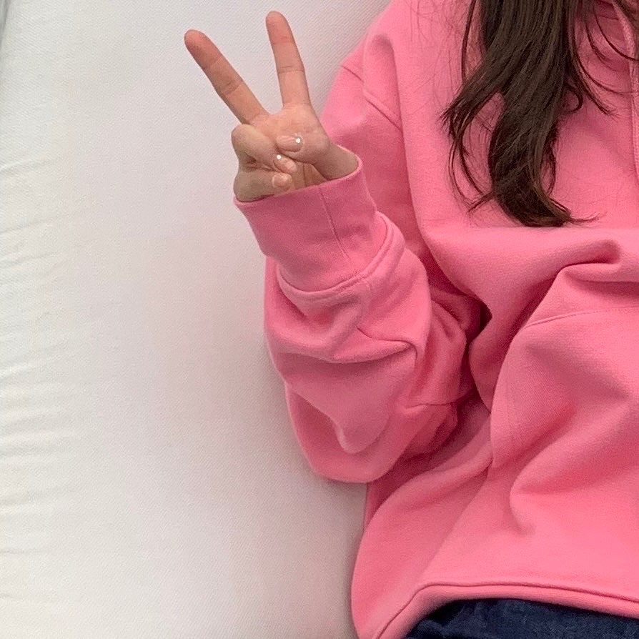 Jacquemus Le Sweatshirt Brode Embroidered Logo Hoodie Dark Pink 착용 스타일 - 1