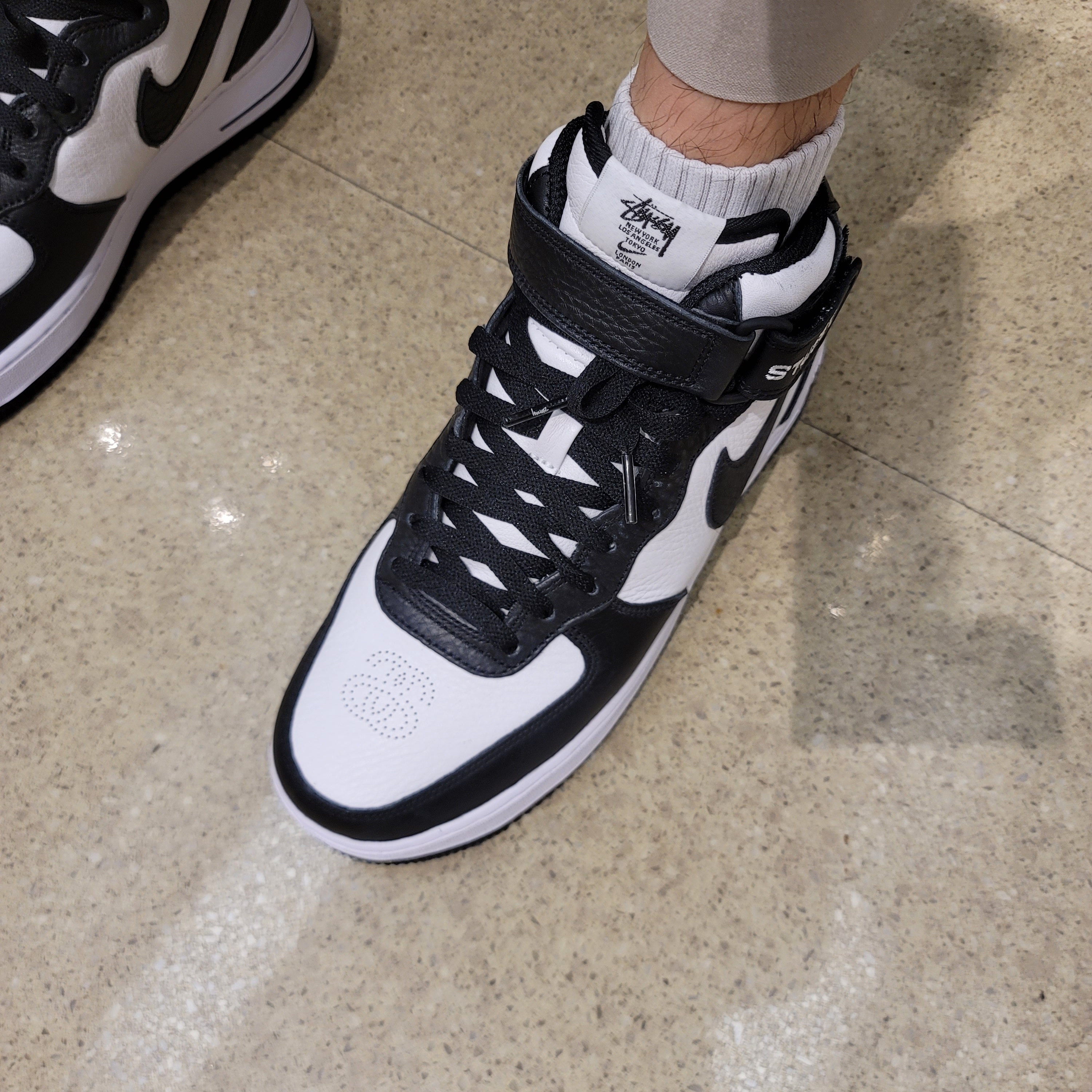 Nike x Stussy Air Force 1 '07 Mid SP Black and Light Bone 착용 스타일