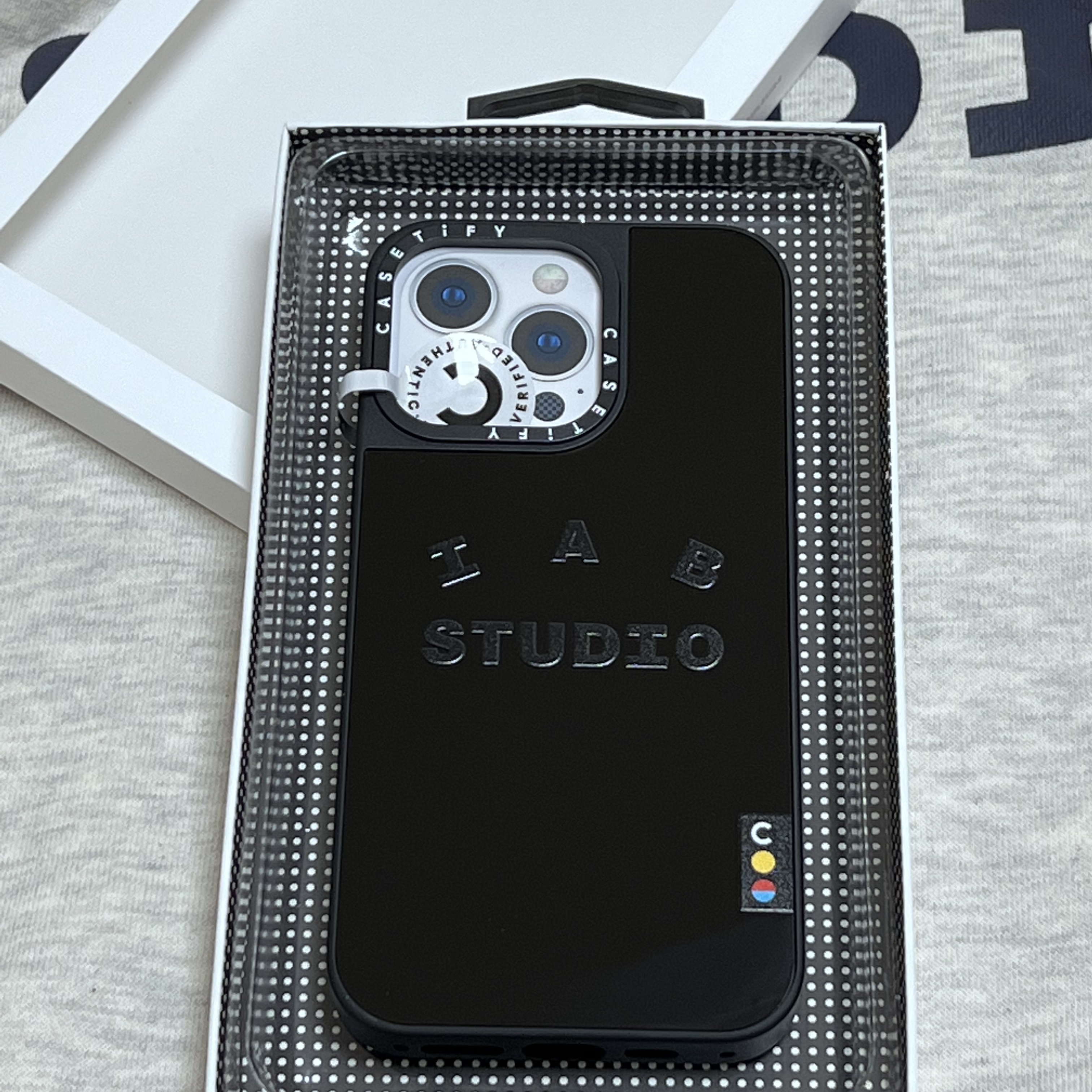Casetify x IAB Studio iPhone Black Logo MagSafe Mirror Case Black 착용 스타일