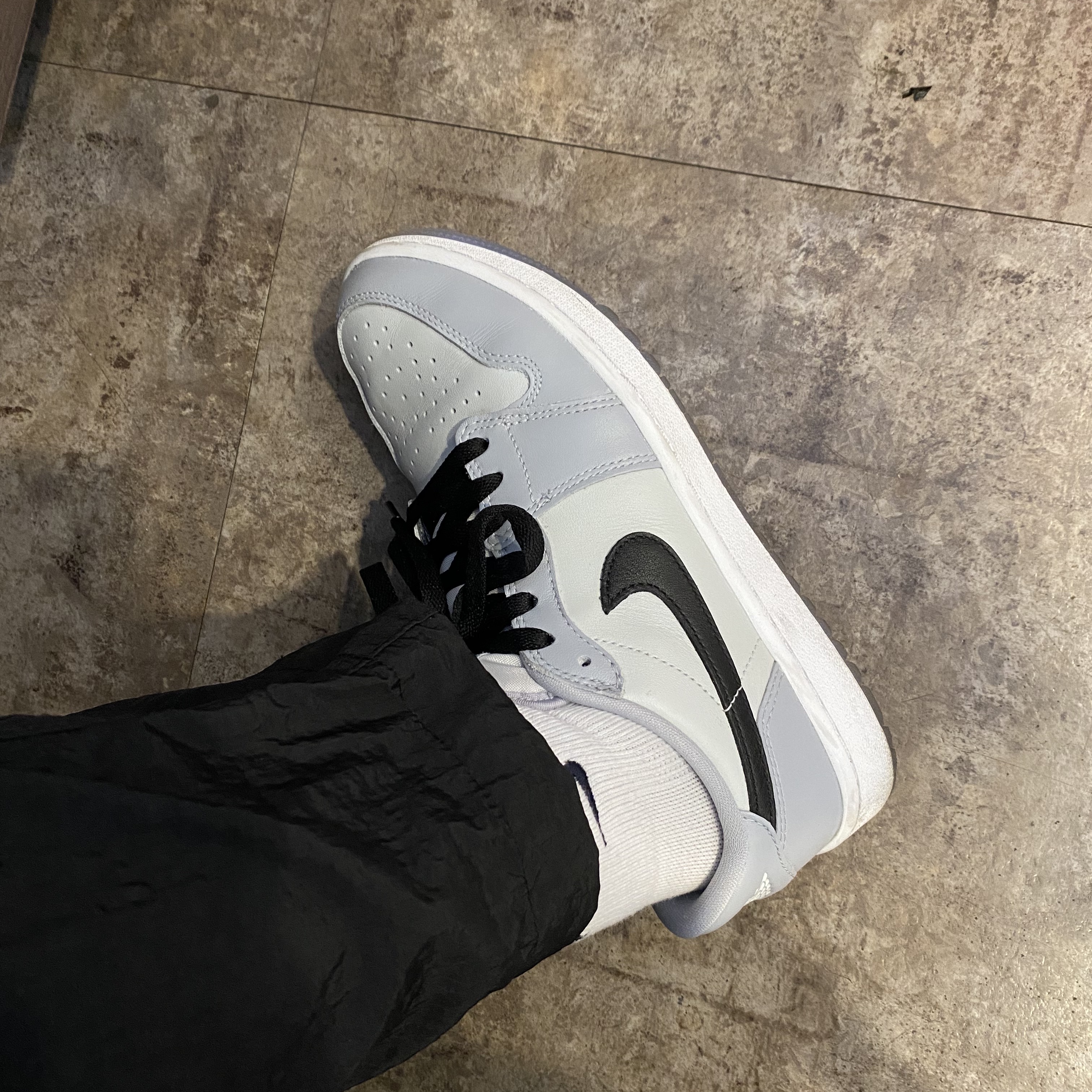 Jordan 1 Low Golf Wolf Grey 착용 스타일 - 1