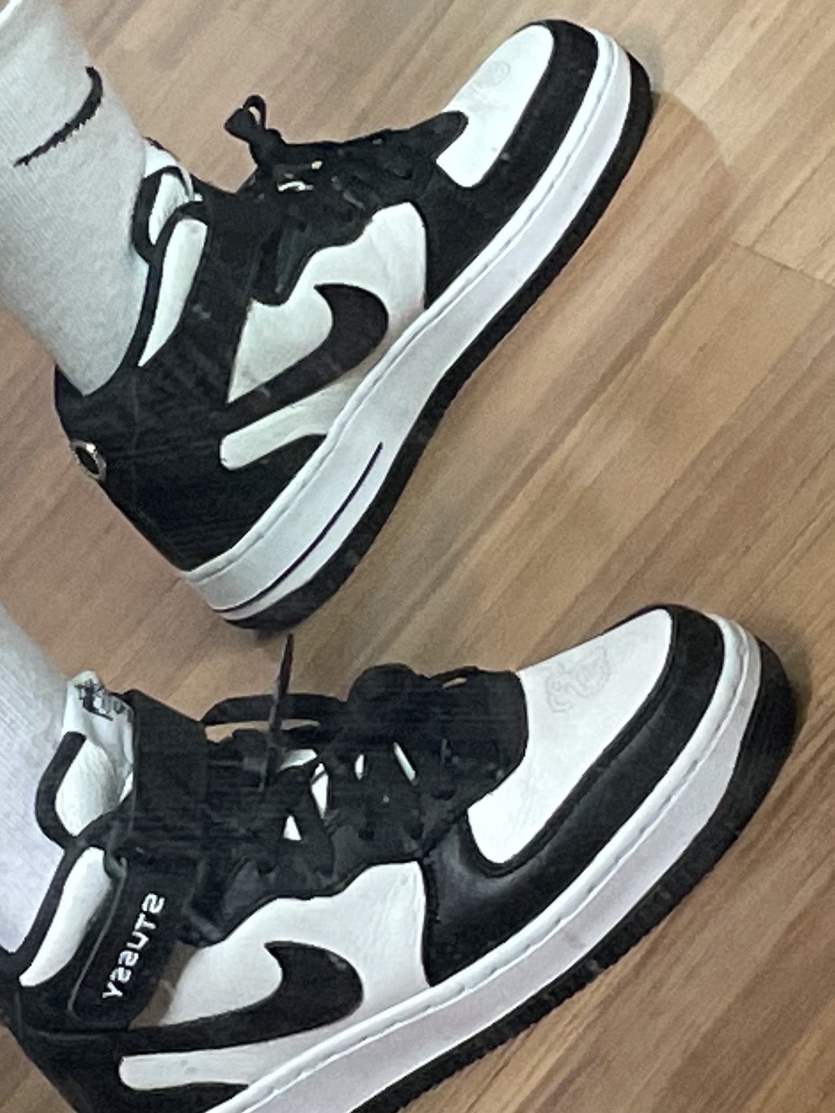 Nike x Stussy Air Force 1 '07 Mid SP Black and Light Bone 착용 스타일 - 2