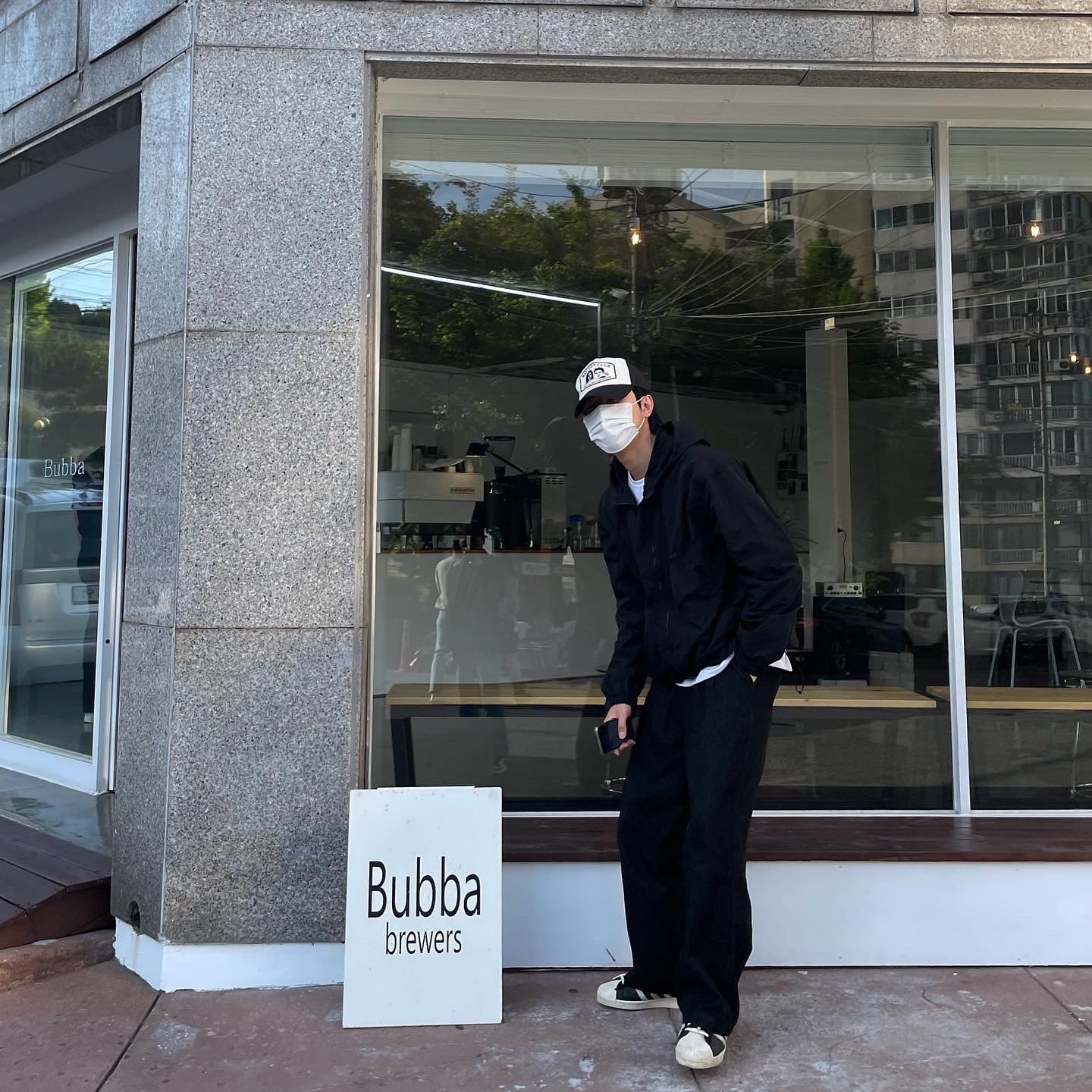 Adidas Superstar 82 Black White 착용 스타일 - 2