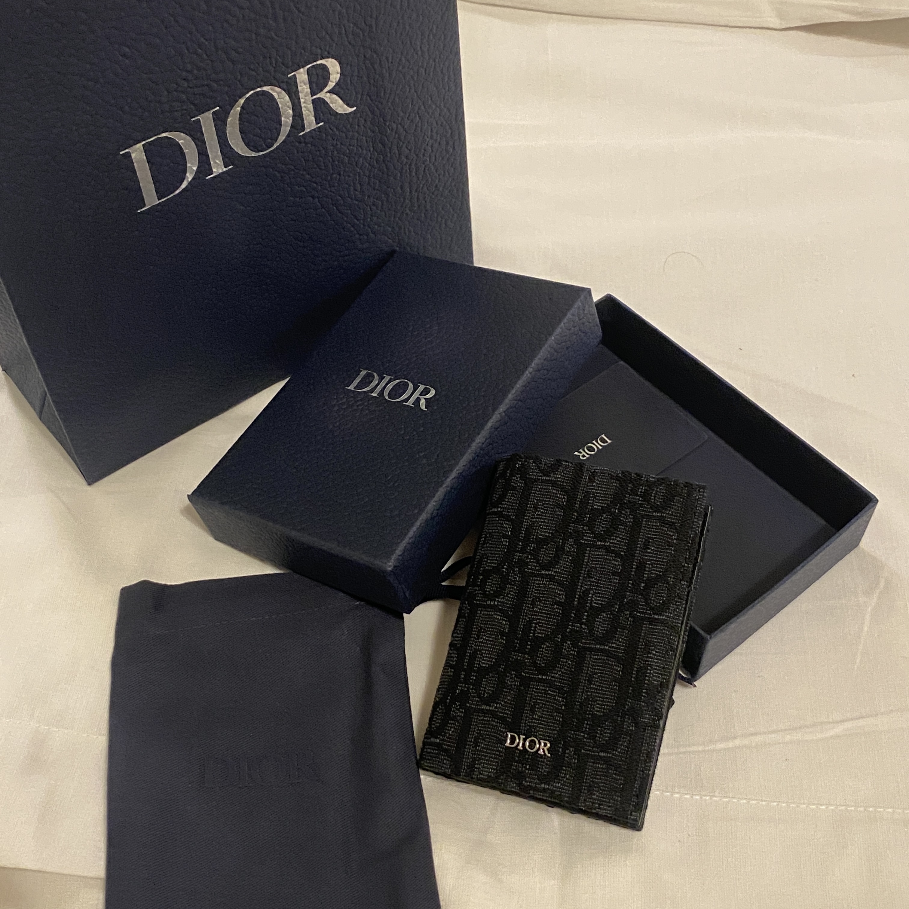 Dior Bi-Fold Card Holder Black Dior Oblique Jacquard 착용 스타일