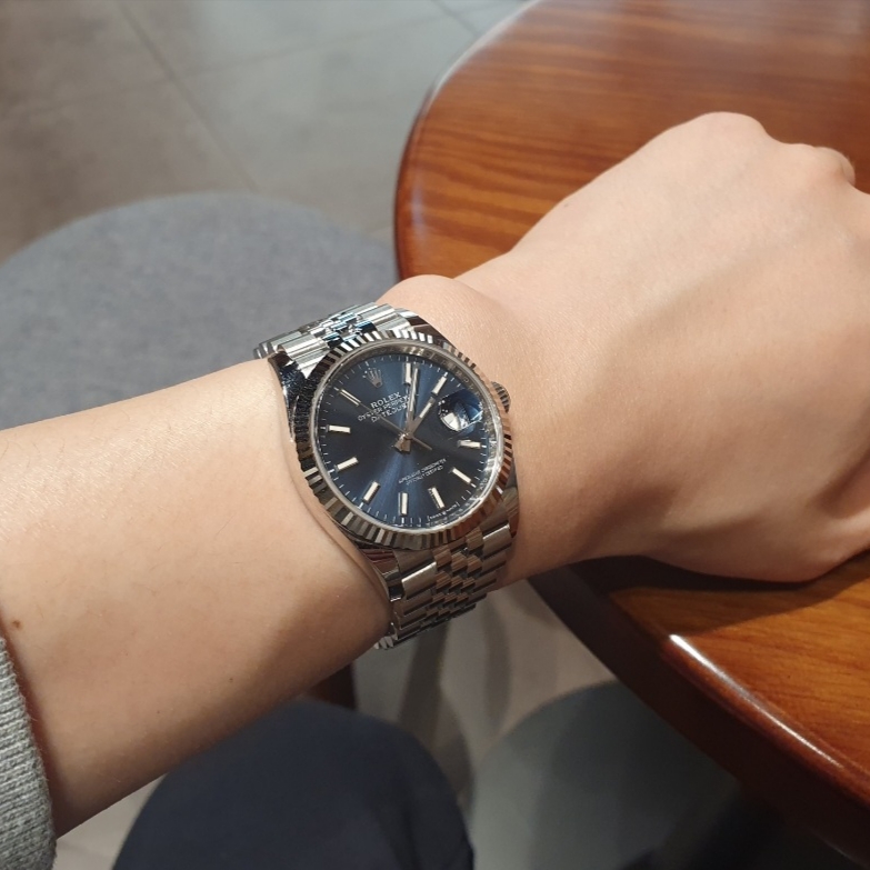 Rolex Datejust 36mm 126234 Bright Blue Jubilee 착용 스타일